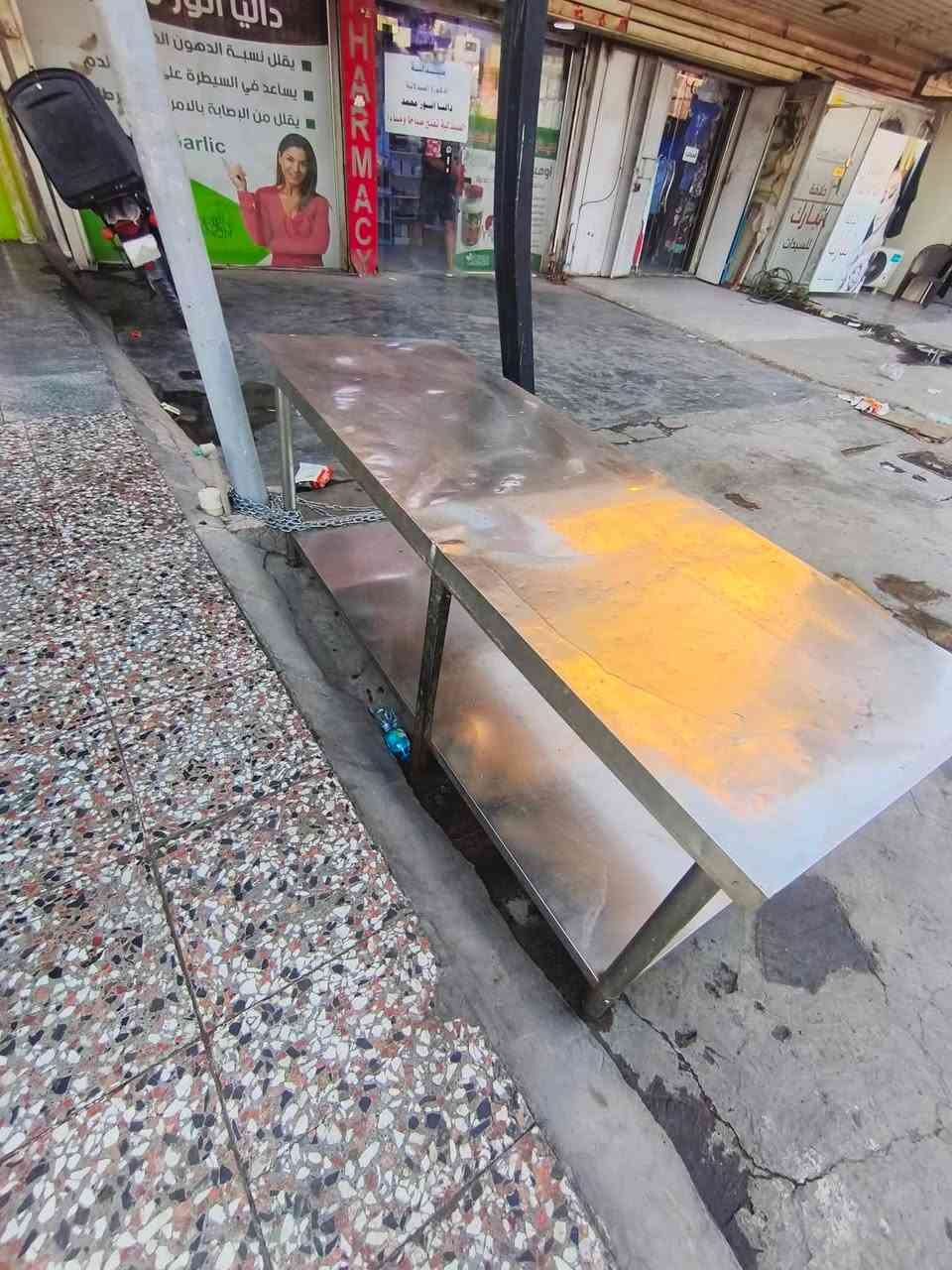 ميز ستيل غذائي طوله مترين مستخدم بي طعجه بالنص عالطارف واني مقويه برجل حديد للبيع سعره 100 الف وبي مجال بسبط *********** ابو علي المكان بغداد حي العدل
