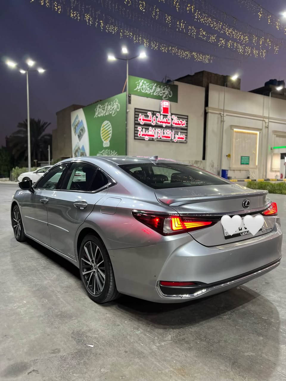 السلام عليكم للبيع  التحفه اليابانيه 🤍
ملاحظه سبب البيع ظرف مادي واله هي سياره غنيه عن تعريف بشكد متصورون والجناي يعرف قيمته 

Lexus ES 300 h 2022 هايبرد 

رقم بغداد ب اسمي تحويل ثاني يوم

السيارة فول مواصفات ١/١ 

ماشية ٦٠  الف كيلو قابل للزياده

سياره من ناحية صدر زيرو عبالك

حادثها موضح بالصور  وسطحي مو قوي  

صبغ بنيد فقط وعندي سونار بيه 

 ايرباك طاك ومصلح تصليح حلو

 

بعض من مواصفات السيارة الي ماتخلص

كامرات 360 درجة

حساسات امامي و خلفي 

رادارات امامي و وجانبي  وخلفي

نقاط عمياء 

تحديد مسار 

مثبت سرعة تفاعلي شفتات ستيرن

تدفئة تبريد كشنات مع خرن ميموري 

تدفئة ستيرن 

فتحة سقف 

 

نظام صوتي + دمام خلفي 

شاشة جبيرة نظام كار بلي وايرليس واندرويد اوتو

شحن لاسلكي  

مري شفط وكهرباء وتعتيم تلقائي للمرايات والمرايه الوسطيه

ستيرن جلد

وبيها بعد هواي مواصفات معروفة 

السيارة جاهزة بدون نقص  

السعر 25 الف  جدا مناسب بالنسبه لموديله وحادثه ادخل خاص او اتصل ***********

مكان السيارة بغداد

نص مكتوب في الصور:
- 5 / 12 1:1 bid.cars ٣:٤٠
- 4 / 12 1:1 bid.cars
- 11 / 12 bid.cars