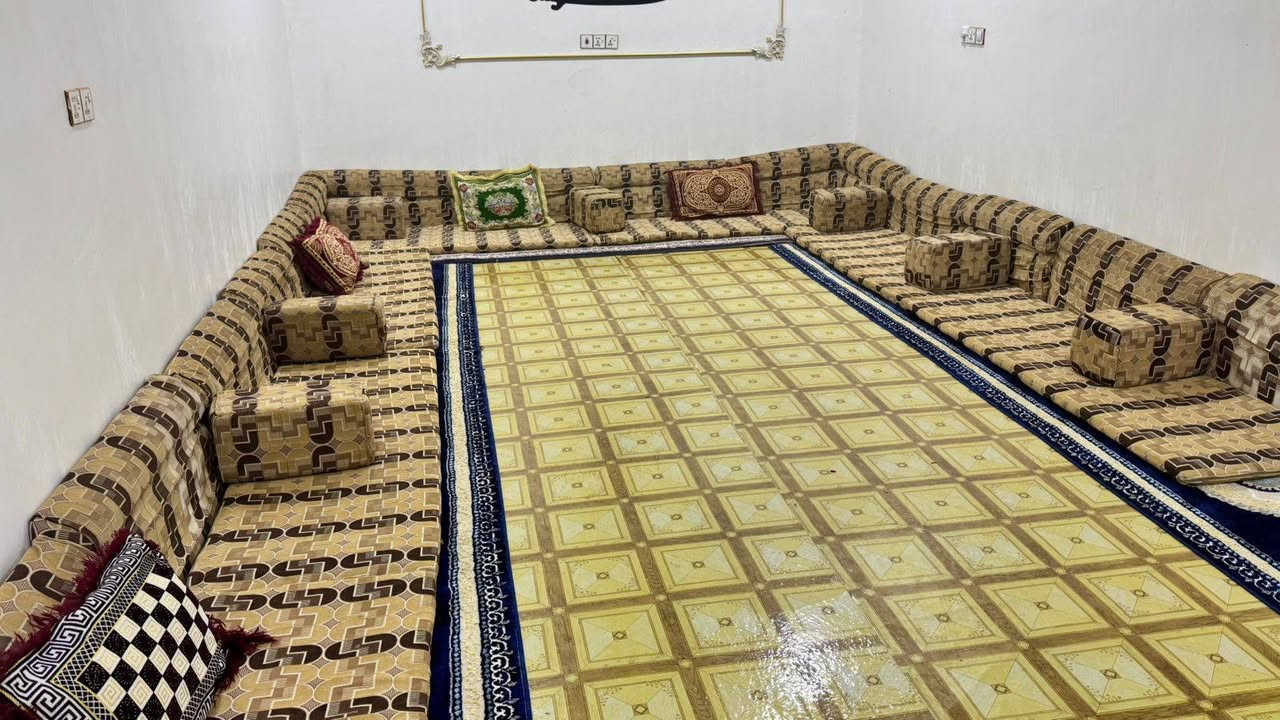 ديوان نظيف للبيع يكفي مساحه 7×4متر ب250 وبي مجال
***********
