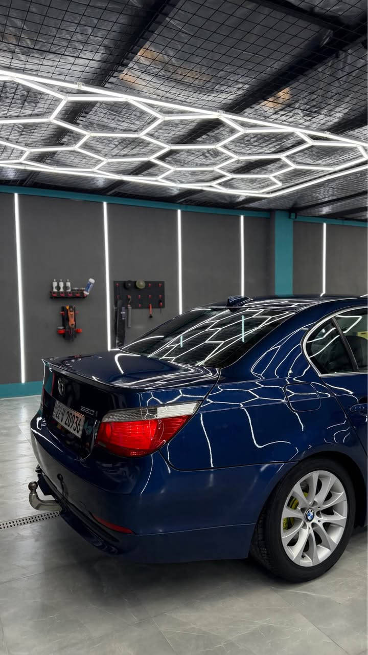 BMW 520i 2003 
محرك 520 بيلاد V6 
گير أوتوماتيك + عادي 
كشنات جلد 
كشنات كهربائي 
تدفئه كشنات 
تحكمات استيرن 
سياره فول فول بس بدون سلايد 
سياره جديده بمعنى كلمه باقي على وضع شركه يعني اي شي ماشيه 317 الف كم 
محرك گير تبريد صدر امامي خلفي كهربائيات بحيث كلوب واحد بل دژبول ما يشتغل كلها شرط كلها 
بيها خمس قطع صبغ بدون ضربه بدون اي شي سونار ناشرها بل منشور سياره من دعاميه لدعاميه بشرط 
مكان سياره كركوك 
سعر 115 ورقه بيها مجال بسيط 
*********** Singapore
