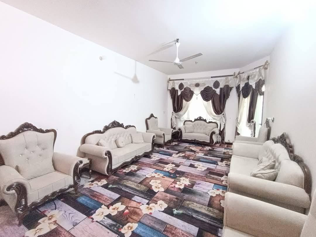 بيت للبيع كوت حي الحكيم خلف جسر الحولي مساحه ٣٠٠ متر يتكون من خمس غرف نوم اضافه الي مطبخ وصاله واستقبال وصحيات داخليه وخارجيه السعر ٣٦ وبيه مجال للاستفسار لاتصال علي هذا الرقم ***********
