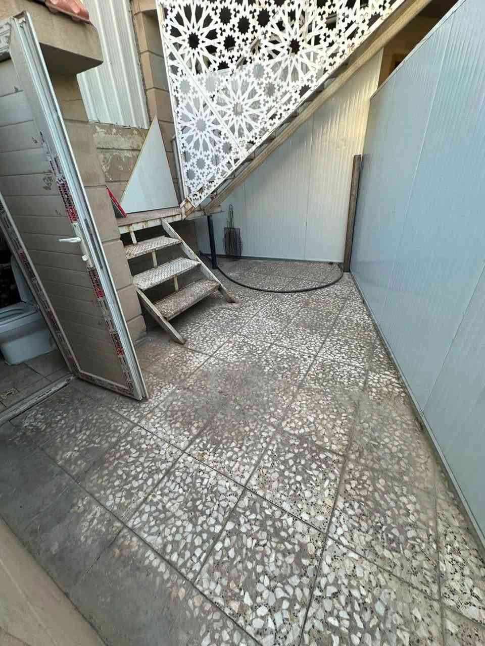 بيت لليجار مساحة 200 متر طابق ثاني بيت جديد يحتوي على اربع غرف نوم للستفسار ***********
