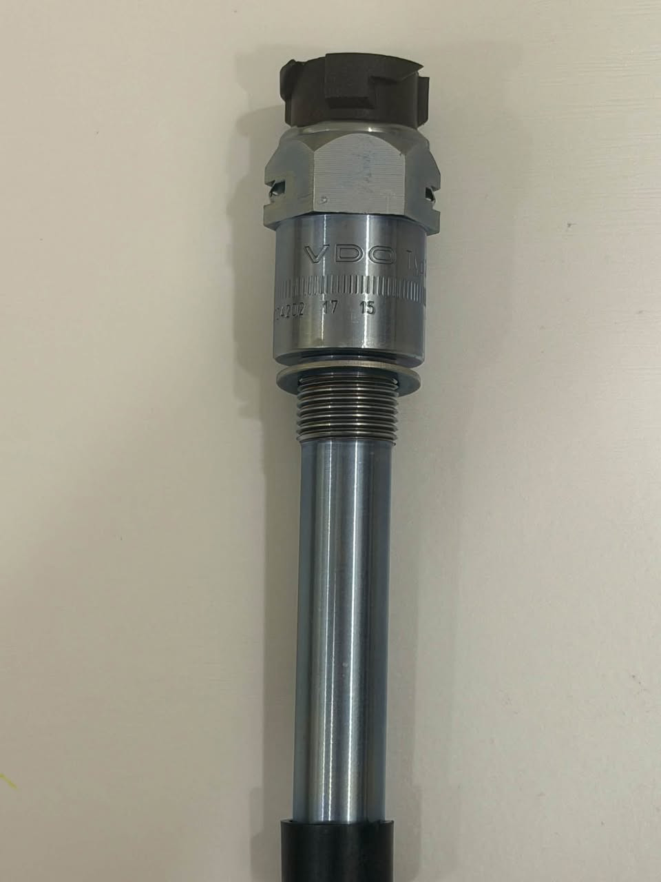 حساس سرعة وجير (Speed Sensor) أصلي 100% بلاد (VDO الألماني من شركة Continental) [1.3.6، 1.4.1]، القطعة نظيفة جداً وبحالة ممتازة وجاهزة للشد والتنازل عن التجربة.📋 مواصفات الحساس والموديلات التابع لها:الشركة المصنعة: VDO الأصلية (الحفر بارز وواضح على المعدن مو ليزر أو طباعة صينية) [1.3.6، 1.4.1].الطول: 90 مم (4 بن / 4 دبابيس توصيل).يرهم على: شاحنات مرسيدس أكتروس MP1, MP2, MP3 (من موديل 1996 إلى 2013).***********
