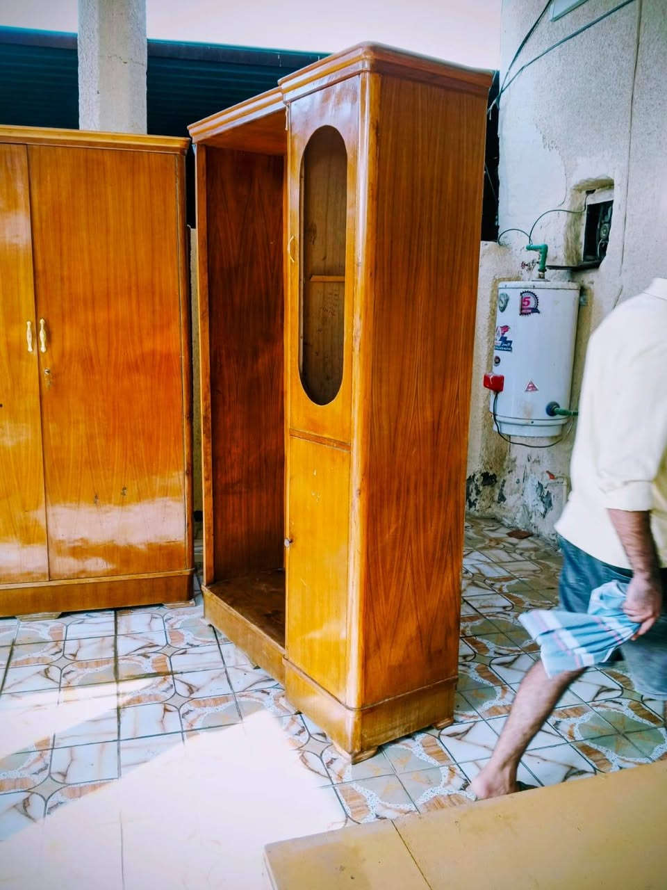 غرفة تفصيل • ٦ أبواب • نظيفة