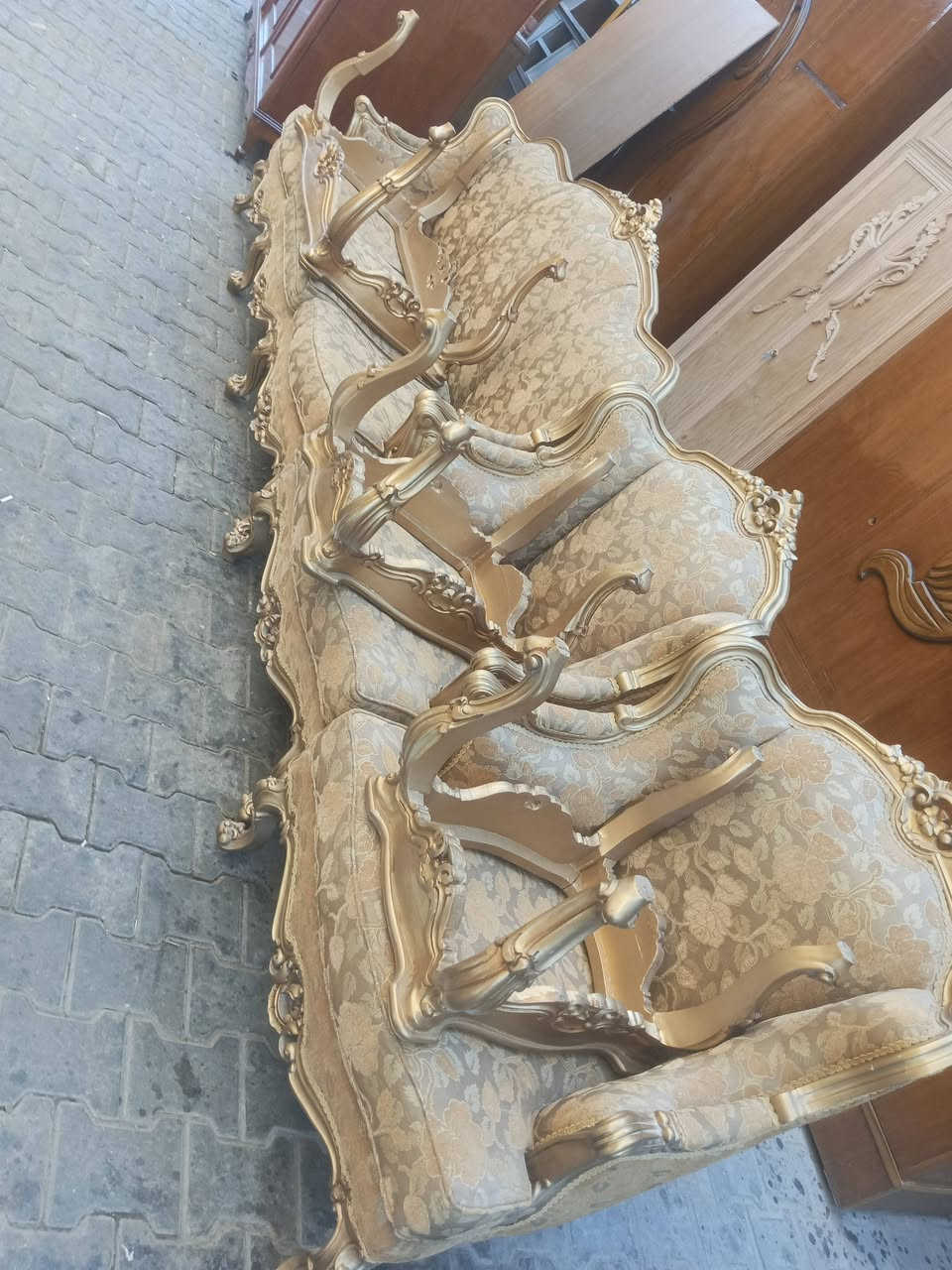نصف تخم مصري مع طبلات ٣٥٠الف اخذتا بمليون
ميزطعام 8كراسي مصري 500الف ماخذا ب 2مليون 
 فاترينا زان مصري مع خشب 250الف ماخذها 750
مدخل صاله ول مترين ونصف تقريبا 500الف ماخذا 1.500
الغراض نظافه 100 ٪ اي ضرر مابيهم عرضتهم يم ابو محل اريد ابيعم 
موقع الكاظميه 
للتواصل 
***********
