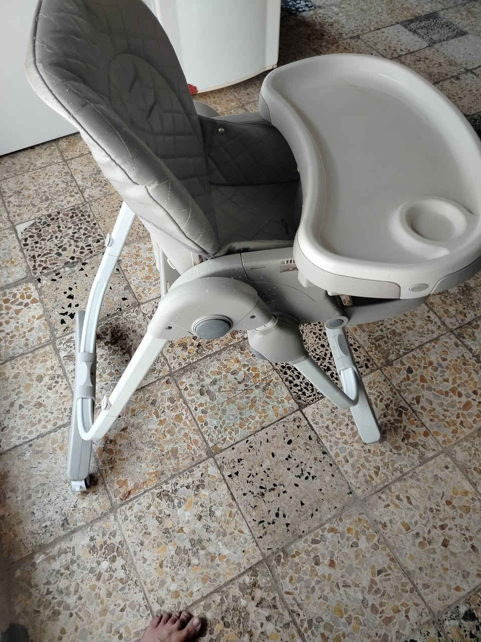 ميز طعام اطفال جميل جدا السعر ب 20
