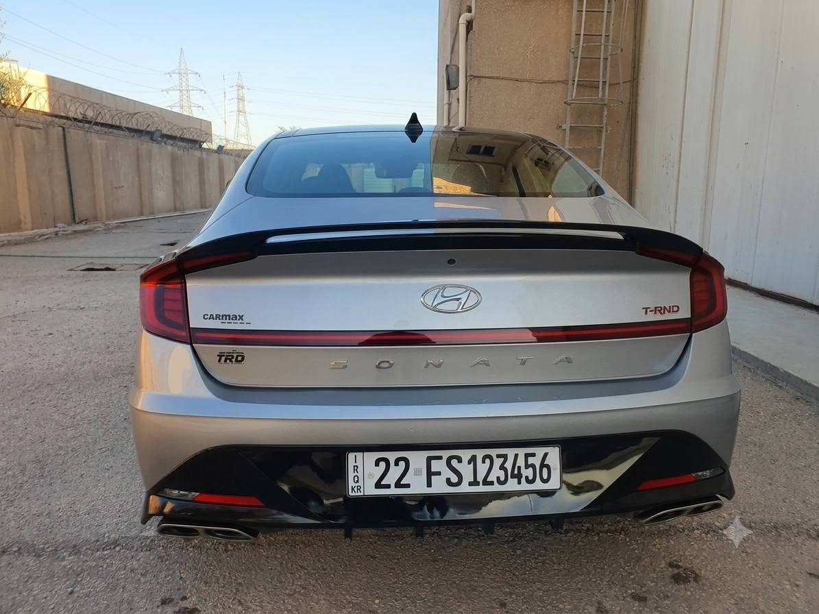 🔥 المحرك والأداء
سوناتا 22 اربيل محرك: 4 سلندر تيربو 2.5 لتر (Smartstream G2.5 T-GDi)
 • القوة: حوالي 290 حصان
 • العزم: حوالي 422 نيوتن.متر
 • ناقل الحركة: أوتوماتيك 8 سرعات DCT (دبل كلج)
 • نظام الدفع: دفع أمامي (FWD)
 • تسارع 0-100 كم/س: تقريباً 5.5 – 6 ثواني
 • نظام تعليق رياضي خاص بفئة N Line
 • عادم رياضي بصوت أقوى

⸻

 التصميم الخارجي (N Line)
 • شبك أمامي أسود رياضي
 • صدامات أمامية وخلفية بتصميم رياضي
 • جناح خلفي 
 • أربع مخارج عادم
 • 

⸻

الداخلية والتجهيزات
 • مقاعد رياضية بجلد + تطريز أحمر
 • شعار N Line على المقاعد والمقود
 • شاشة عدادات  12.3 إنج
 • شاشة معلومات وترفيه 10.25 إنج + شاشات بالكشنات الامامية 
 • نظام Apple CarPlay و Android Auto
 • نظام صوت Bose (حسب الفئة)
 • شاحن لاسلكي
 • إضاءة داخلية محيطية

⸻

 أنظمة الأمان
 
 • نظام المحافظة على المسار
 • نظام تحذير النقطة العمياء
 • فرملة طوارئ أوتوماتيكية
 • كاميرا خلفية + حساسات أمامية وخلفية
 • 6 وسائد هوائية أو أكثر

⸻

 استهلاك الوقود
 • تقريباً 11 – 12 كم/لتر (يختلف حسب القيادة
صور الحادث مرفقه بالمنشور باب خلفي ايمن + هلال جاملغ خلفي نفس الجهة بدون ايرباك بدون شاصي
السعر 190 وبيها مجال 
العنوان ديوانية 
للاستفسار
***********
 *********** واتساب
