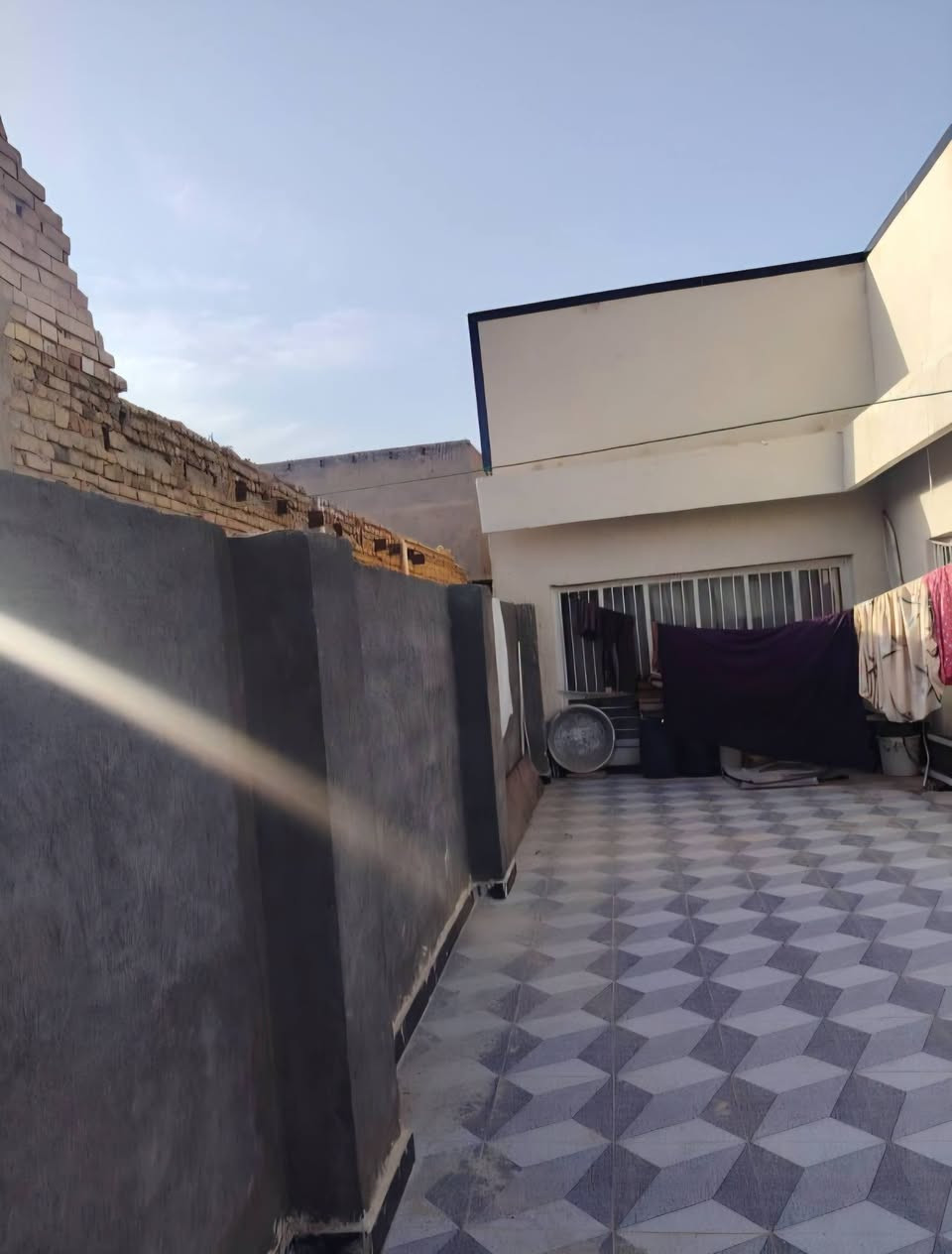السلام عليكم
بيت طابو صرف للبيع ٣٠٠م ام العصافير صب كونكريت 
قرب الروضة العبير سنه البناء ٢٠٠٠ ترميم قبل أشهر 
 غرفتين وصالة ومطبخ وبراني وصحيات داخليه وخارجيه
السعر ١٠٥  قابل للتفاوض 
***********
