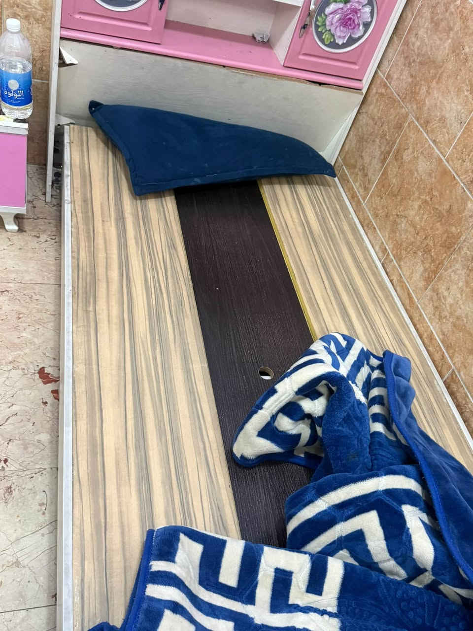 غرفة نوم تركية
بيها كنتورين سليمات

وبيها جربايتين شوي مكسورات بس يصلحن وبيها ميز تواليت سليم ومجرات

السعر 150 كاملة 

بغداد الحرية ***********

بيع مستعجل مال شيلة
