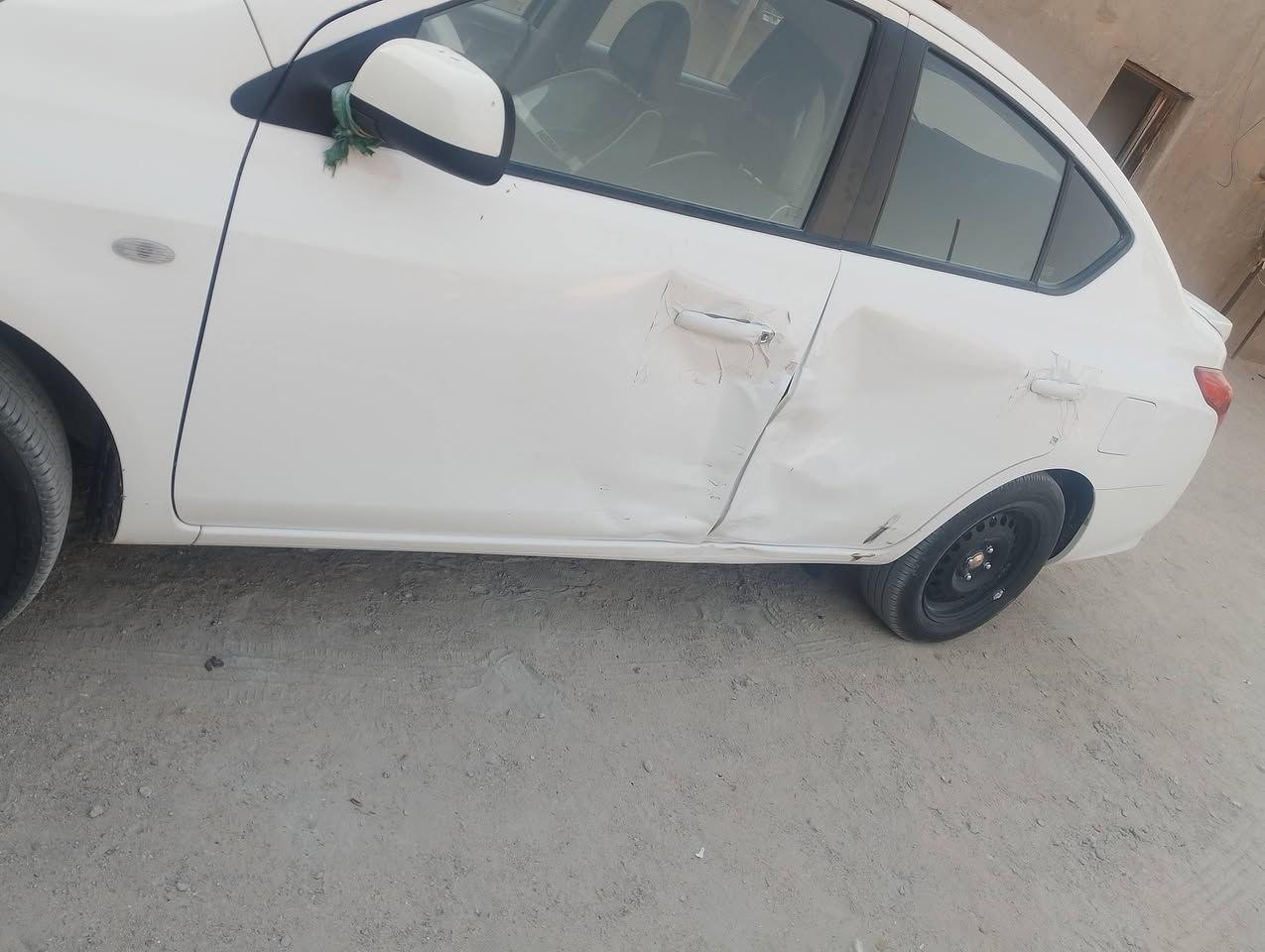 السلام عليكم نيسان سني موديل 24بيها هاي الحادث الباب سائق وثاني البيع مكان سياره البصره زبير سياره ماشيه12الف ***********
