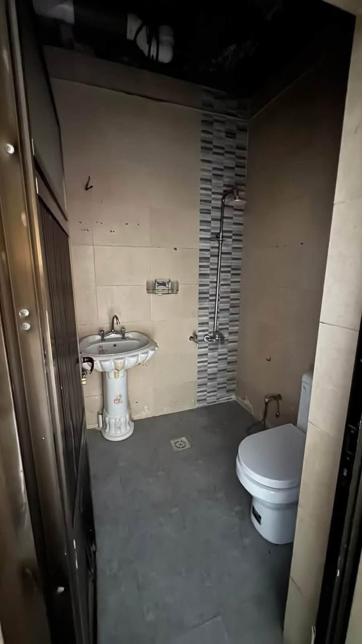 بـيـت للإيـجـار نضيف جداً  ( في السيديه ) ( طابقين )
📍 السيديه -- الضباط

🔷مدخلين مع تشجير امام الدار 
🔷مساحه 75 متر 
🔷ثلاث غرف نوم  وصاله ومطبخ وخدمات صحيه 

🔷السعر : 900 الف
______________________________________

***********

