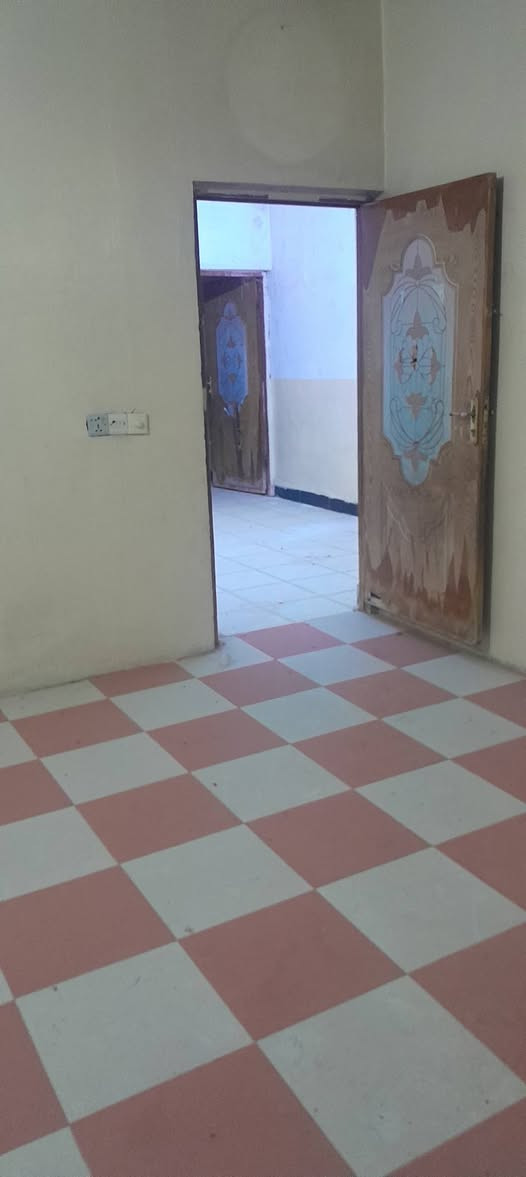 بيت١٣٠ للبيع استقبال صاله داخليه مطبخ حار بارد منام صحيات بيتونه /خلف باخجه خوشي السعر ٢٣ مليون للمعلومات يرجى الاتصال على الرقم ***********
