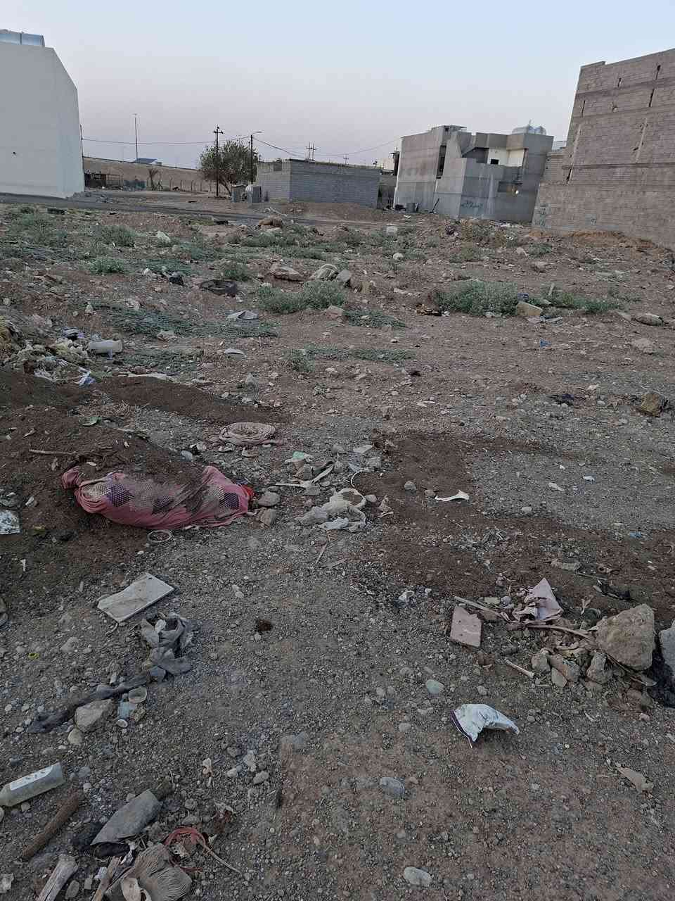 السلام عليكم 
قطعة ٢٠٠م للبيع طابو باسم شخص واحد واجهه ١٠م موقع جيد حي الخضراء قرب معارض السيارات للاستفسار اتصل ***********
