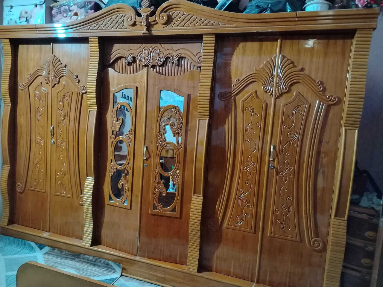 غرفة أخشاب • نضيفه • ٦ بيبان