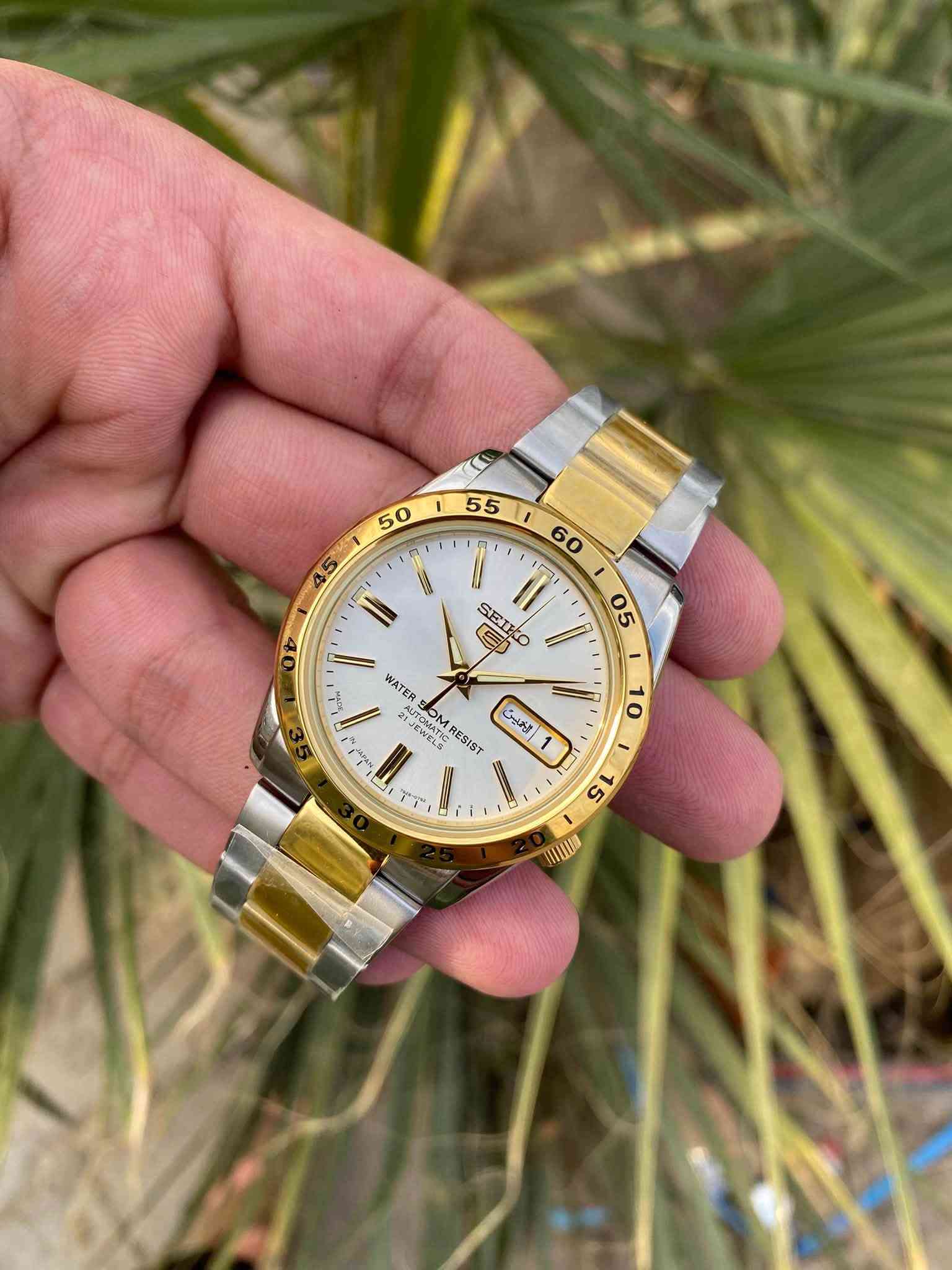 Seiko 5 Stainless Steel White Dial 21 Jewels Automatic SNKE04J1 Unisex Watch 50M

#سيكو 5 ياباني آصلي وكالة انتاج مقطوع  

▪️رقم الموديل  SNKE04K1
▪️اوتو ماتك 21حجر
▪️ارقام وعقارب مضيئة 
▪️كامل المرفقات جديد لم يستخدم 
▪️نافذه عرض التاريخ والأيام عربي 
▪️مقاومة الماء حتى 50 متر 
▪️يوجد توصيل 🚚 

متوفر اكثر من 300 ساعه
خدمة صيانة الساعات الاصليه فقط 
📍البصره ناحية المصطفى قرب جامع النور 
لطفى للجاد في الشراء فقط 
الاستفسار او واتساب
***********

نص مكتوب في الصور:
- اقتصاص