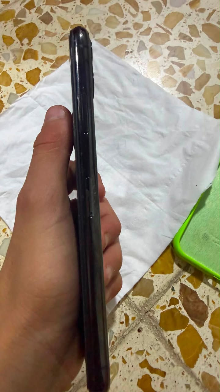 ⸻
📱 للبيع | iPhone 11 Pro Max - لون أسود (Space Gray)

✅ الجهاز نظيف جدًا والاستخدام خفيف.
✅ الكاميرات شغالة 100٪.
✅ Face ID شغال.
✅ الشاشة سليمة.
✅ السماعات، المايك، والشحن كلها تعمل بدون مشاكل.
✅ الجهاز جاهز للفحص بأي محل.
مستبدل شاشه اصليه ثلاث خيارات فقط
بطاريه 74🔋
📍 الموقع: الموصل

💰 السعر: (225وبي مجال )

للتواصل مراسلة خاص أو اتصال.
***********
الجاد فقط، رجاءً.
