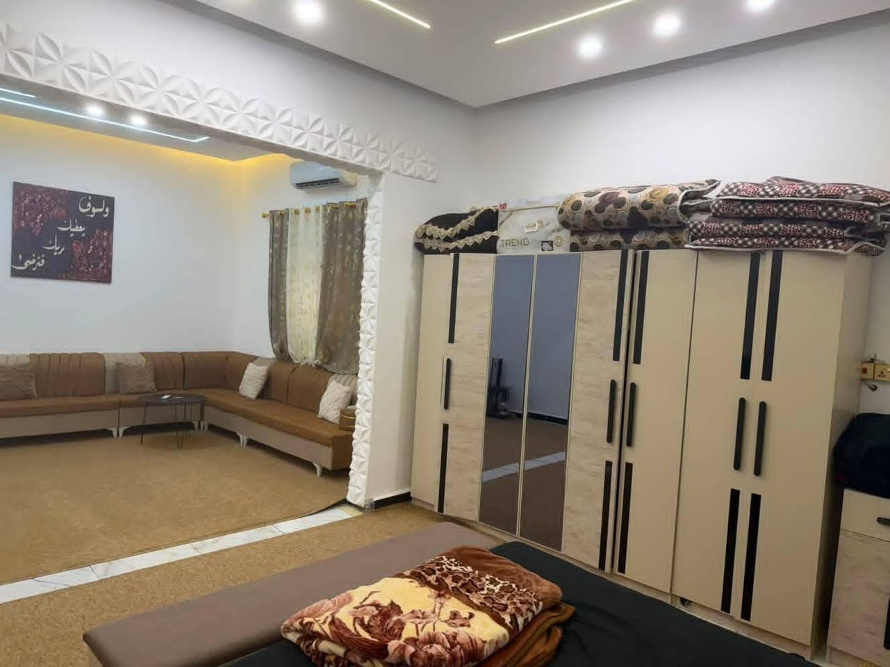 بيت للبيع طابو اسهم مساحه ٣٠٠م  طريق السفينه شارع جامعه الامام جعفر الصادق بضهر الكراج الجامعه بناء صاله ٥ سنوات طابق واحد صاله كبيره ٣ غرف ديوانيه ومطبخ  وصحيات ثنين وطارمه ومنور داير البيت كله بيع مع الاثاث سبالت جديده غرف اخشاب عدد ٣ جديد السعر وباقي تفاصيل ع خاص وتساب ***********
