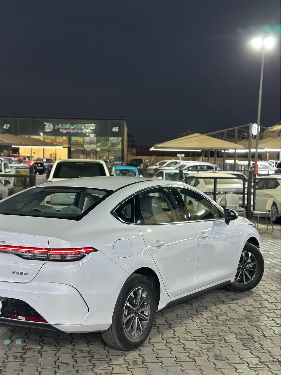🚘 BYD ديستروير 05 | موديل 2025

✨ المواصفات:
▪️ محرك 1.5 لتر هجين Plug-in Hybrid DM-i
▪️ قير E-CVT أوتوماتيك
▪️ دفع أمامي
▪️ 5 مقاعد
▪️ بطارية Blade من BYD
▪️ شاشة وسطية 12.8 إنچ قابلة للدوران
▪️ شاشة عدادات رقمية
▪️ تكييف أوتوماتيك
▪️ تحكم ستيرن متعدد الوظائف
▪️ دخول وتشغيل بدون مفتاح
▪️ كاميرا خلفية + حساسات خلفية
▪️ ABS + مانع انزلاق + ثبات إلكتروني
▪️ فرامل يد كهربائية + Auto Hold
▪️ إضاءة LED
▪️ بلوتوث وUSB
▪️ جنوط ألمنيوم

📌 الموديل: 2025 
ماشية 5 الف كيلو فقط 
كفالة عامة من كلشي 
💰 السعر: 21,500,000 دينار

📍 كربلاء – مدينة المعارض النموذجية
🏢 معرض الجزائري | رقم 23 
 
للاستفسار والطلب الاتصال ***********
#معارض #كربلاء #بيع #شراء #السيارات كربلاء, العراق
