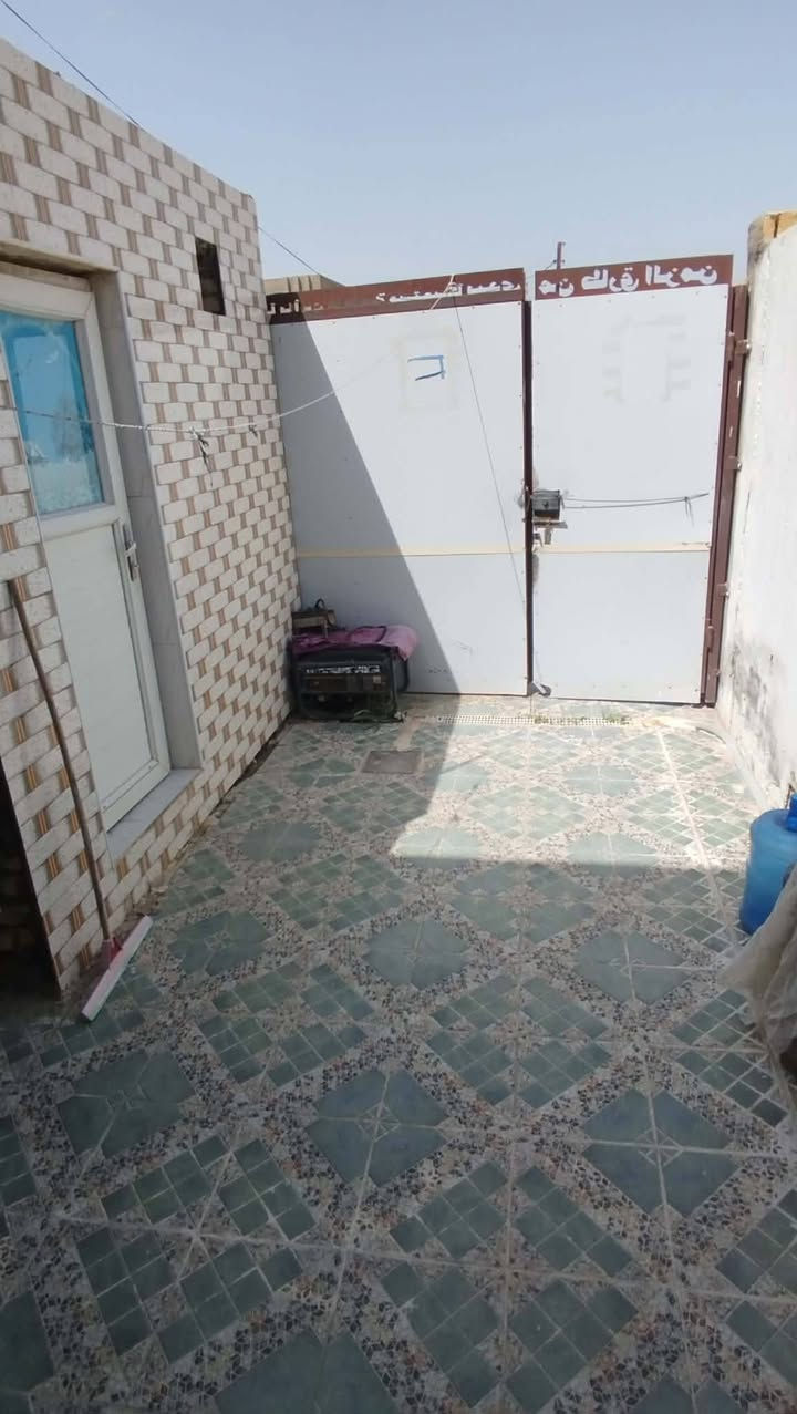 بيت للبيع  البناء طابوك مساحه 100 متر وياه فضله 65 متر  اساله كهرباء  مولد شارع  طريق الدغارة ديوانيه قرب مدرسه ابن الهيثم البتدائيه يبعد عن الشارع العام  75 متر ***********

