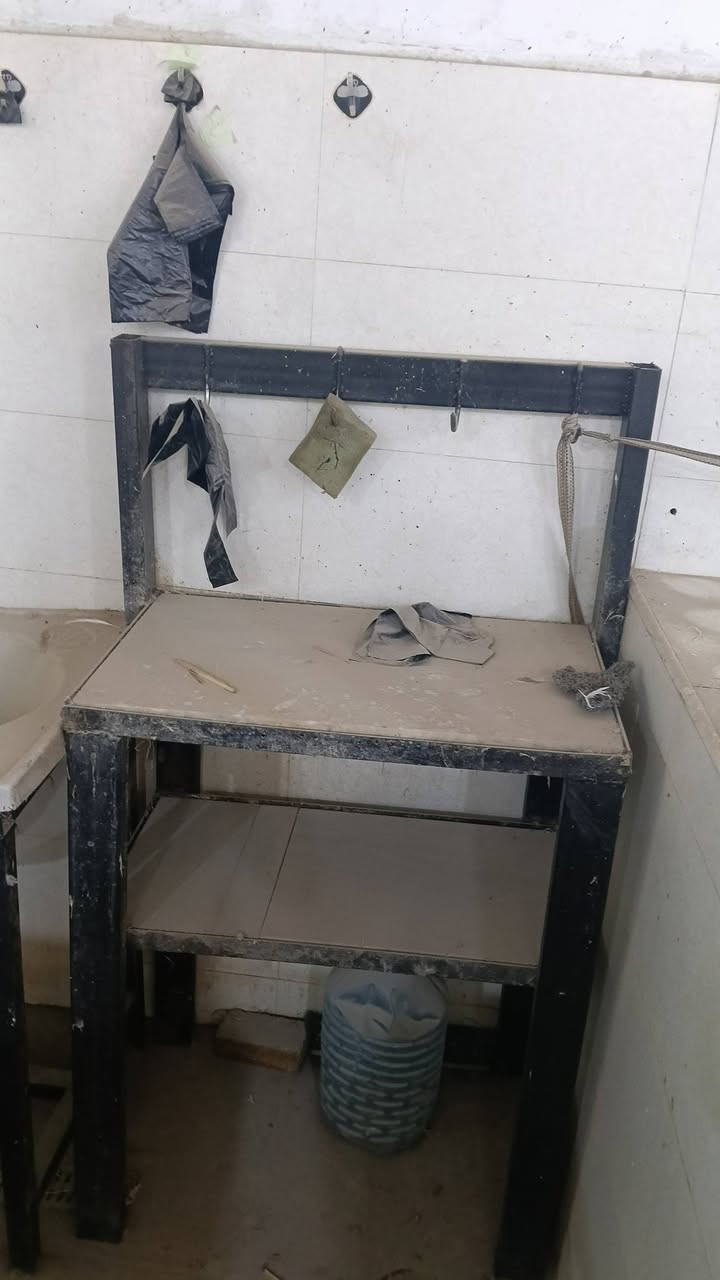 غراض مجمع دجاج متكامل  مامستعمله بس شهرين مذبح حوض ماء شوايه سمج مجمده هلاسه مبرده اكبر حجم مفرغات ميوزه قنفه كامرات صوت وصوره بانيو سنك مناهل علف مناهل ماء جدر عفريت قطاسات شاشا ميز كاشير 
العنوان ناصريعه شارع السفينه قرب المصلخ 
الرقم ***********
