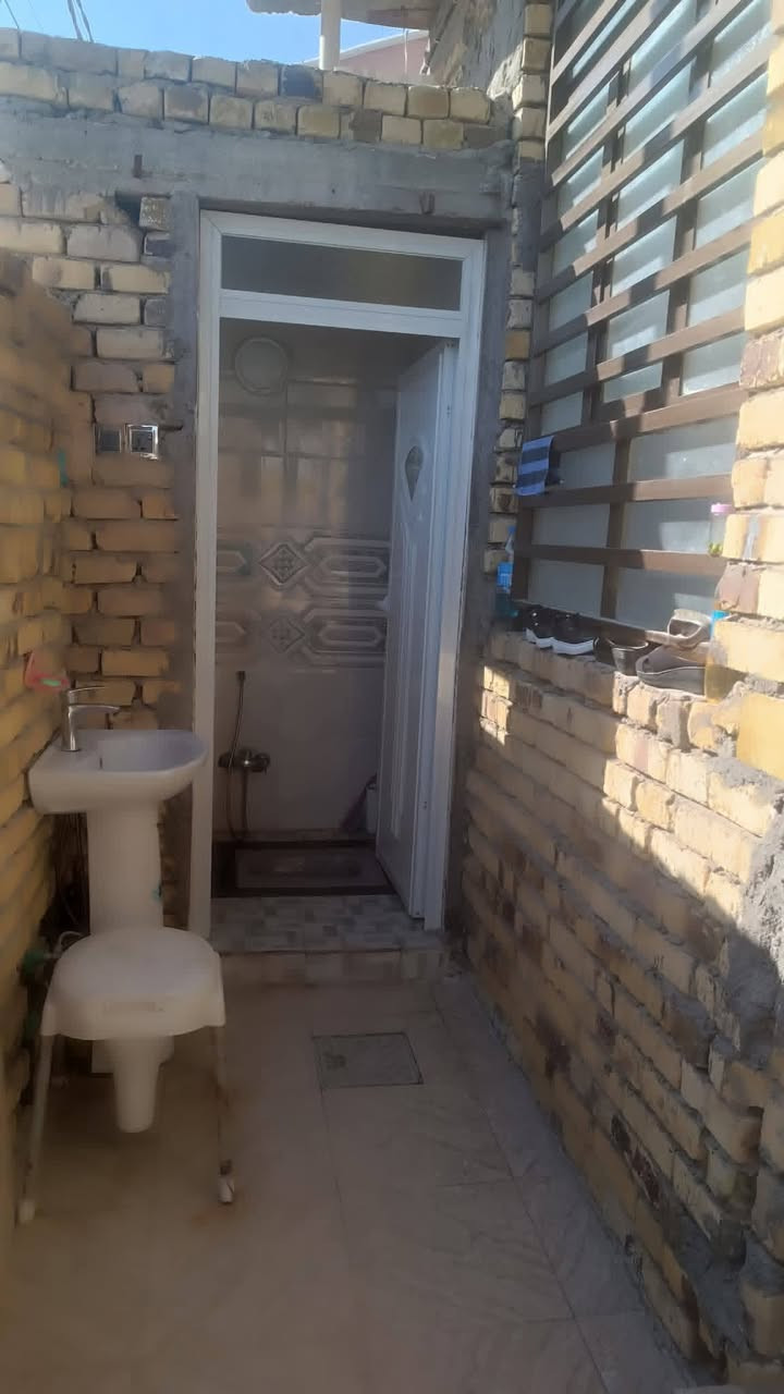 السلام عليكم دار للبيع طابو زراعي سند في زوير الغربية 25 يتكون المساحه133متر
مطبخ 450/350

كلدور 4/430

صاله401/530

غرفة نوم 40/410

منور 220/120

حمام 220/120 +حمام طابق ثاني نقص بس انارة
+درج بدون تطليك والبيتونه  سكف سندويج والصطح ع الكير 

السعر 85وبي مجال لستفار رقم ***********
