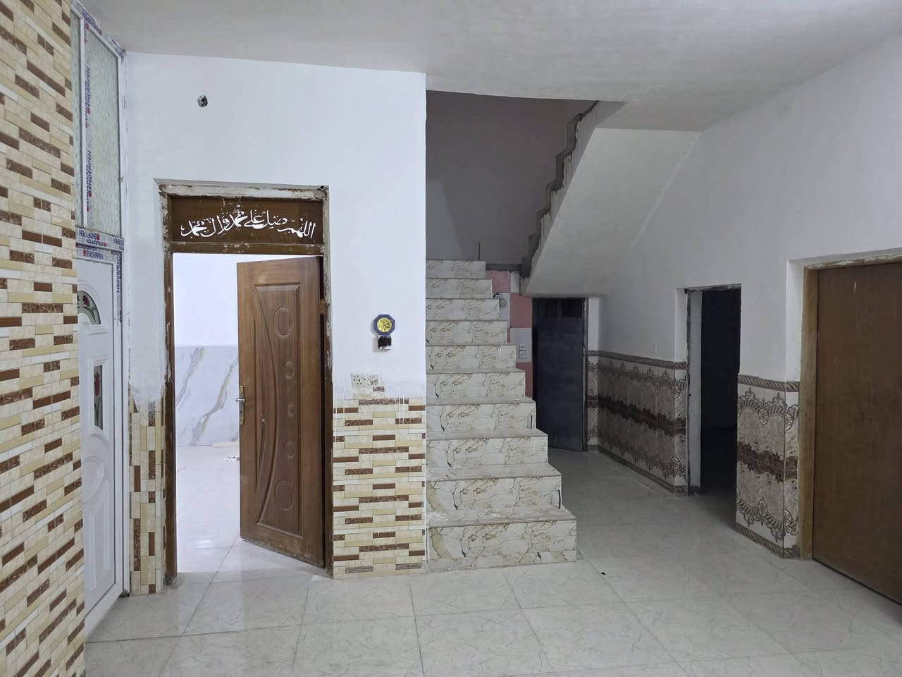 بيت للبيع مساحه ٢٠٠م كوت حي الحكيم شارع بني تميم يبعد عن الشارع العام ٢٠٠م تفاصيل البيت البناء طابوك يحتوي على غرفتين وصاله ومطبخ واستقبال وصحيات وكراج وحديقة السعر ٥٥مليون وبي مجال للاستفسار مراجعه دلاليه احمد السعيدي للاتصال *********** ***********
