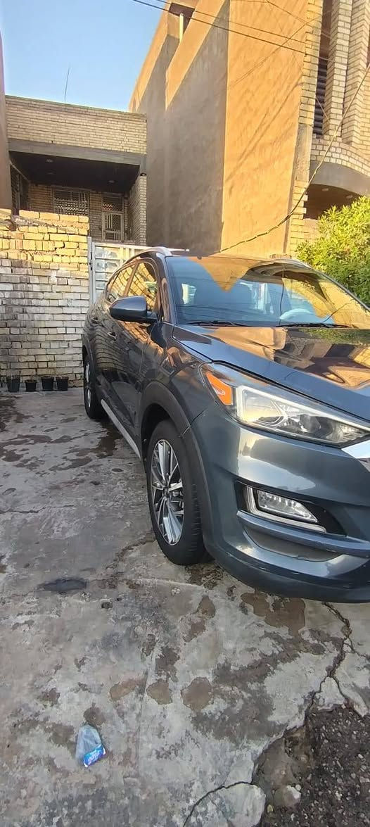 توسان 2019 وارد امريكي فول ماعدا فتحة القمارة
ماشيه ٦٣
الحادث فقط الصندوق الخلفي والصور موجوده على الخاص 
السعر 145 وبيه مجال
رقم الهاتف ***********
