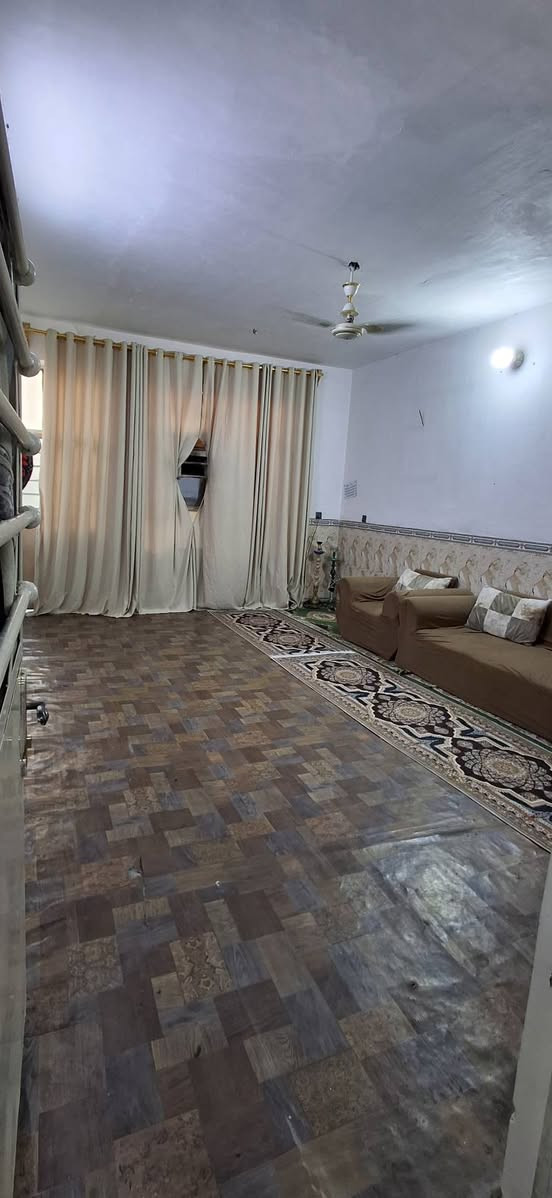 للبيع قرب شهداء العبيدي الثالثة بحي السفير ثاني بيت من الركن قرب مدرسة حمورابي الاهلية 
 ١٠٠ متر
بضهر شارع رئيسي مال شهداء الثالثة
طابق ونص
سعره ٨٣
***********
