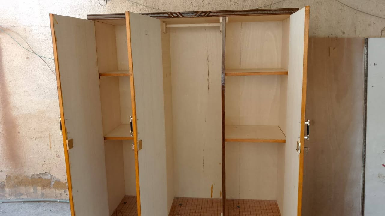 كنتور ثلاث بيبان جديد درجه اولى صاج قفاله يدات اصليه رفوف مرتب ونظيف قضاء الموفقيه مكاني الاستفسار ***********

