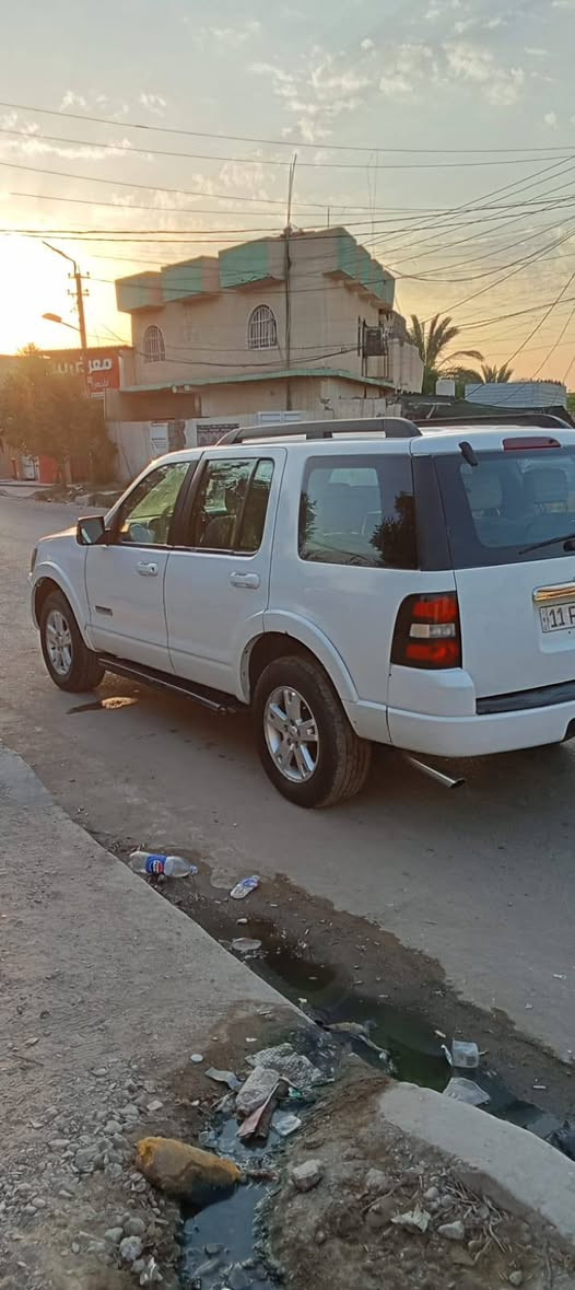 السلام عليكم ورحمة الله وبركاته 
للبيع للبيع او المراوس حسب القناعة 
فورد اكسبلور 2007 خليجي شركة نيفيا 
تبريد مركزي 
محرك سته سلندر 4000 صحراوي 
سبعة راكب 
الكشنات الامامية كهرباء 
السيارة رقم بغداد وباسمي تحويل ثاني يوم هزة وفحص وبراد جدد 
السيارة عليها كير ومحرك وضفاير كله جديد بشرط 
صدرها 90 %
السيارة كلش حلوة وماناسبة 
سعرها 69 ورقة وبيها مجال بسيط 
*********** ابو حيدر

