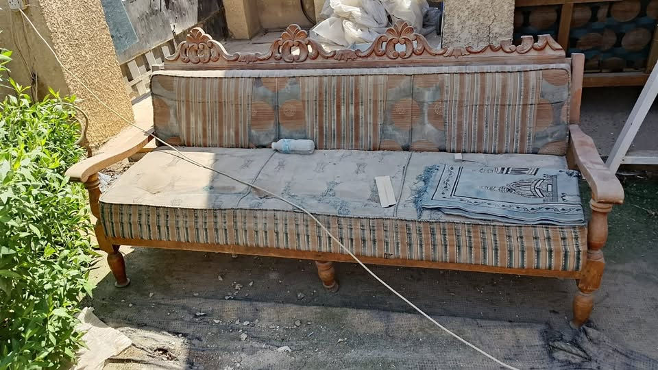 ثلاجه تشتغل بس يرادله غاز ٢٥ وبيه مجال
تخم عشر مقاعد مابي شي بس وصخ مابي كسر صاج قديم يخبل ١٠٠ الف قفل 
معرض مال تلفزيون ب٥٠ الف كلشي مابي بس وصخ 
كراسي ثنين صاج ب١٠ الف كلشي مابيهن بس وصخات 
مستعجله على بيعتهن كلش 
***********

