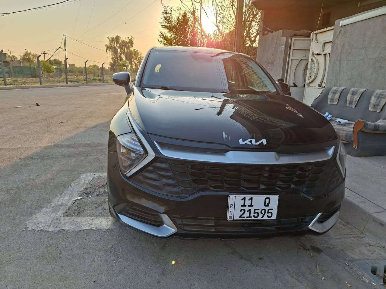 السلام عليكم. سبورتج هايبرد 2023  كلين
بدون حادث فقط طخه بالبنيد قبل كم يوم نطخة مثل مموضح بالصوره   الون اسود.
المواصفات  نص فول معروفه مكاني بغداد السياره خير من الله  جديده  متوازي على بعيتها  السعر 180 وبيه مجال حك الجيه هذا رقمي ***********. ممتواجد على الفيس
