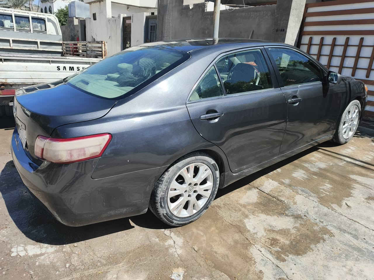 سلام عليكم. كامري, 2007 محدث 9 (للبيع او المراوس) سياره كير ومحرك شرط وماعليها غرامات السياره عابره هزه واتعهد بالتحويل ثاني يوم السياره بيها قطعتين باب سائق والبنيد ومصبوغه عام السياره داخلها بس قماش السقف مالتها تعبان شويه. تبريد شغال فول منظومه كامله جديده وصدر جديد وتايرات والوياله كله جديد ومكفوله شاصي رقمها بغداد خصوصي سعرها 82وبيها مجال . 
استفسار او الاتصال على الرقم *********** واتساب شغال
