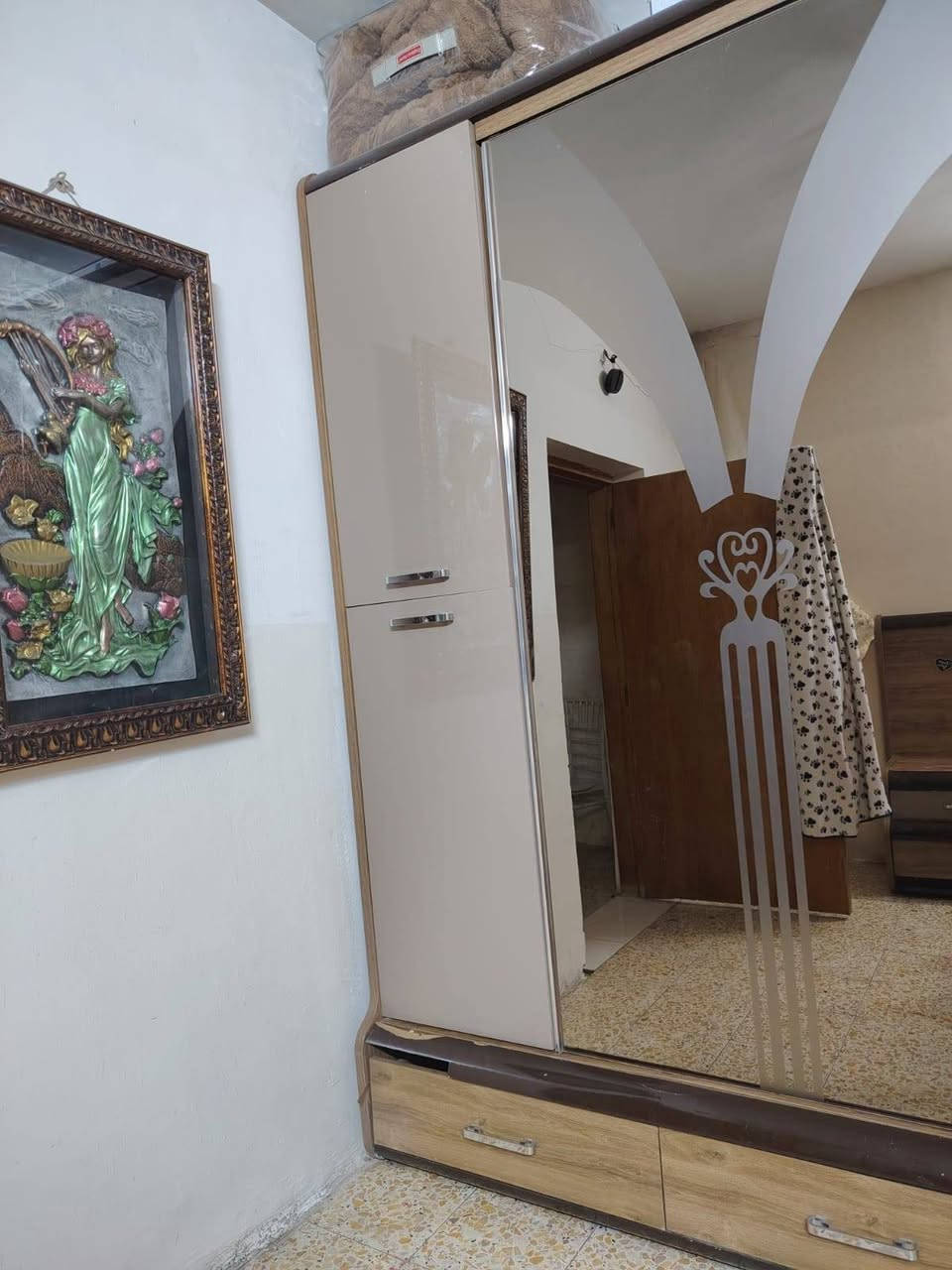السلام عليكم غرفة كدام العين للبيع مستعجل على البيع عندي شغل عمالة بالبيت 200 الف مكانهة بغداد جديدة الامين الثانية ***********
