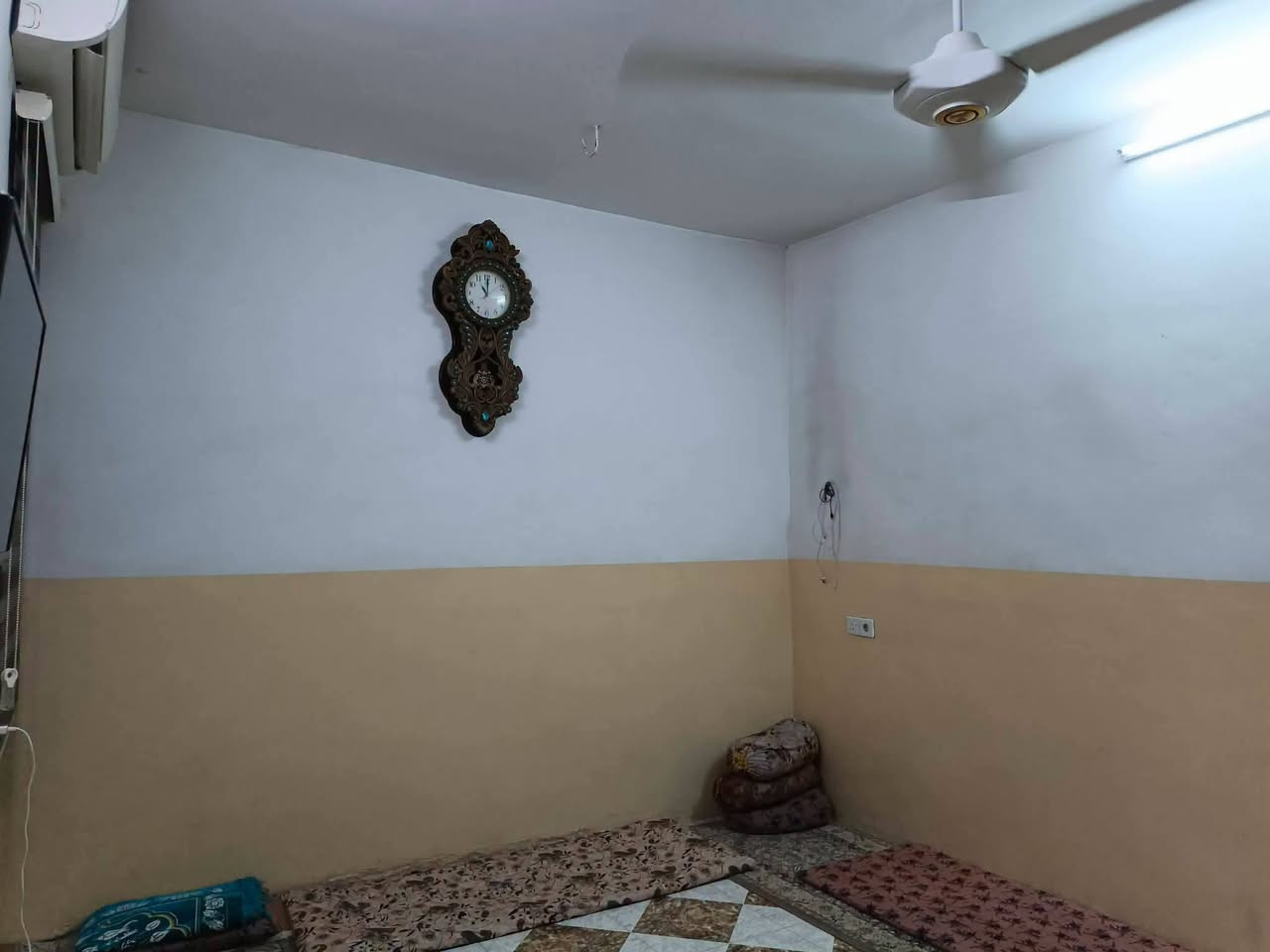 دار للبيع  طابو   
مساحه 100متر   طابق ونص 
درج داخلي   قاط الثاني بيتونه  وغرفه منام  
موقع حي العسكري 
 قرب من مدرسه بغد كول  
السعر 72 مليون  مع مجال بسيط
للاستفسار***********
