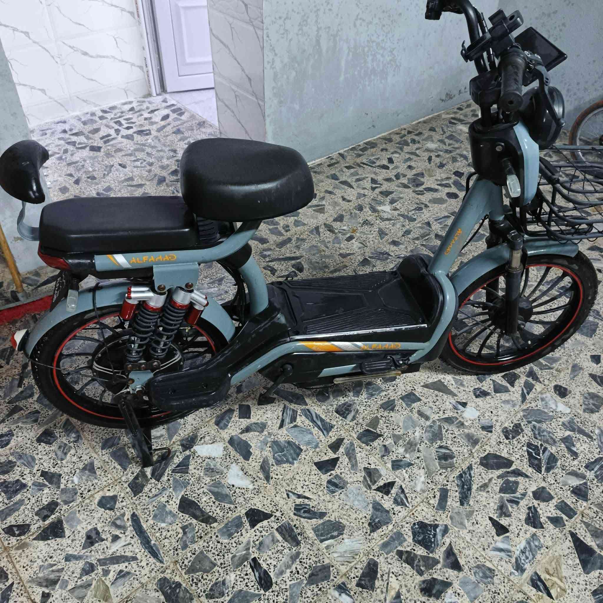 سكوتر للبيع شغال بس بطاريات بيهن ضعف 
سعره 150 بيه مجال
للاتصال ***********
