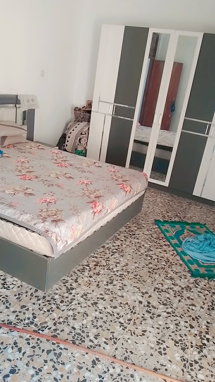غرفه تركي 5 قطع نضيفه اخت الجديده استخدام قليل بدون اي ضرر تكمه داخلها نضيف 
450 وبيها مجال
بغداد الحبيبيه