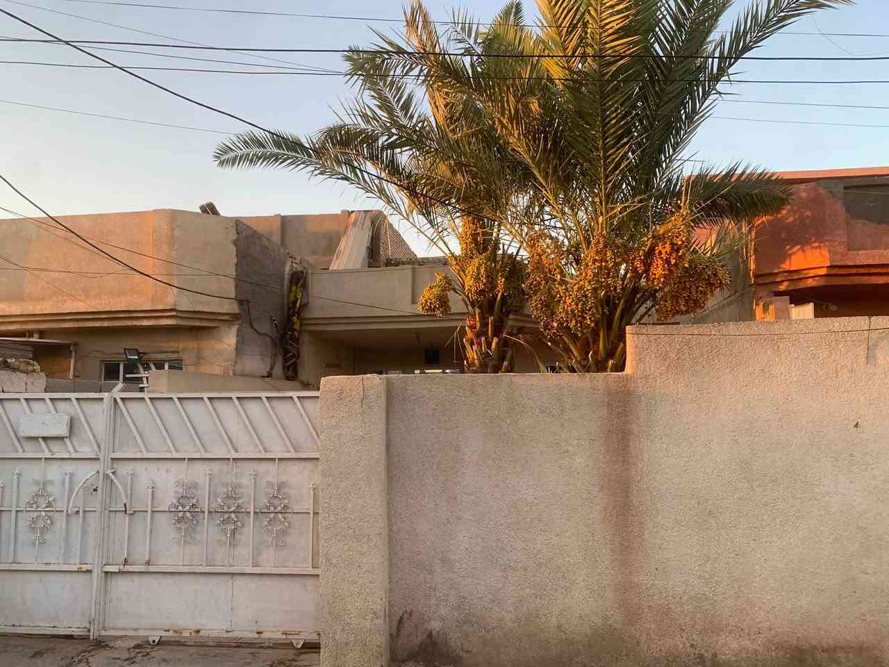 بييت 200م للبيع ورة شارع الحدادين 
واجهة ٨ نزال ٢٥ 
منور خلفي متر ونص * ٨ امتار 
كراج ١٣ * ٤ 
حديقة ٨,٥ * ٤ 
غرفة نوم ٥*٤ 
صالة ٦*٤ 
صحيات خارجية داخلية 
استقبال ٧وربع *٤ 
مطبخ ٤,٥ * ٤ 
خدمات كاملة ماء تبليط مجاري ثقيلة كاملة

للتواصل ***********
***********
