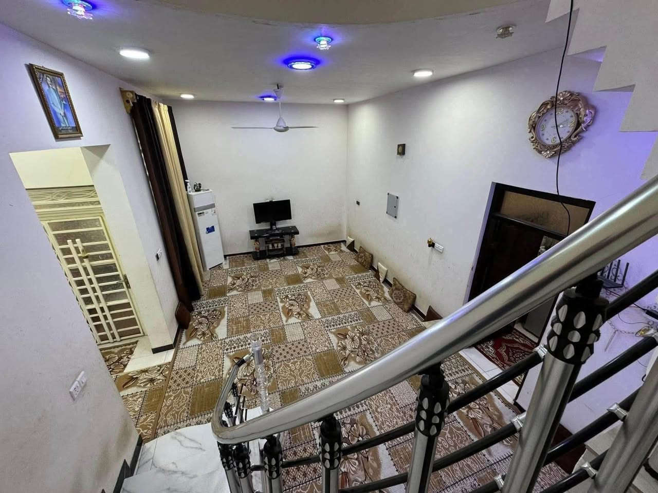 بيت طابو أسهم تحويل بأسم المشتري مساحه 200م
كاع الدبوس مجاور كوت محينه يبعد قليل عن سيطرة ام العباس على الجهه اليمنى قريب جدا للشارع العام 

يبعد عن المدارس 100م ومستشفى قيد الانشاء

السعر 105وبي مجال قليل 

بناء حديث قبل سنتين طابوق كونكريت مسلح رباطات 

يتكون من استقبال وصاله وغرفتين ومطبخ ومجمع صحيات داخليه عدد 2 ومجمع صحيات خارجي ومناور ثنين 

الطابق الثاني يحتوي على صاله 

واتساب *********** علاء بدر

نص مكتوب في الصور:
- علاء بدر للعقار ***********