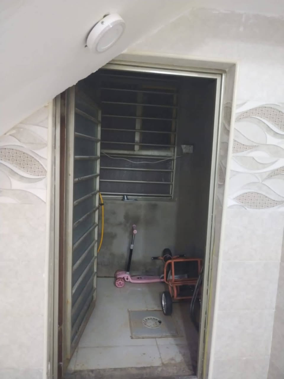 بيت ١٠٠ متر للبيع مقابل عمود ٣٢١ شارع الصب مقابل ملحق قريه الغدير بالخط الاول يبعد عن الشارع ٥٠ متر بشارع ١١ سعره ٤٦ وبي مجال قليل
