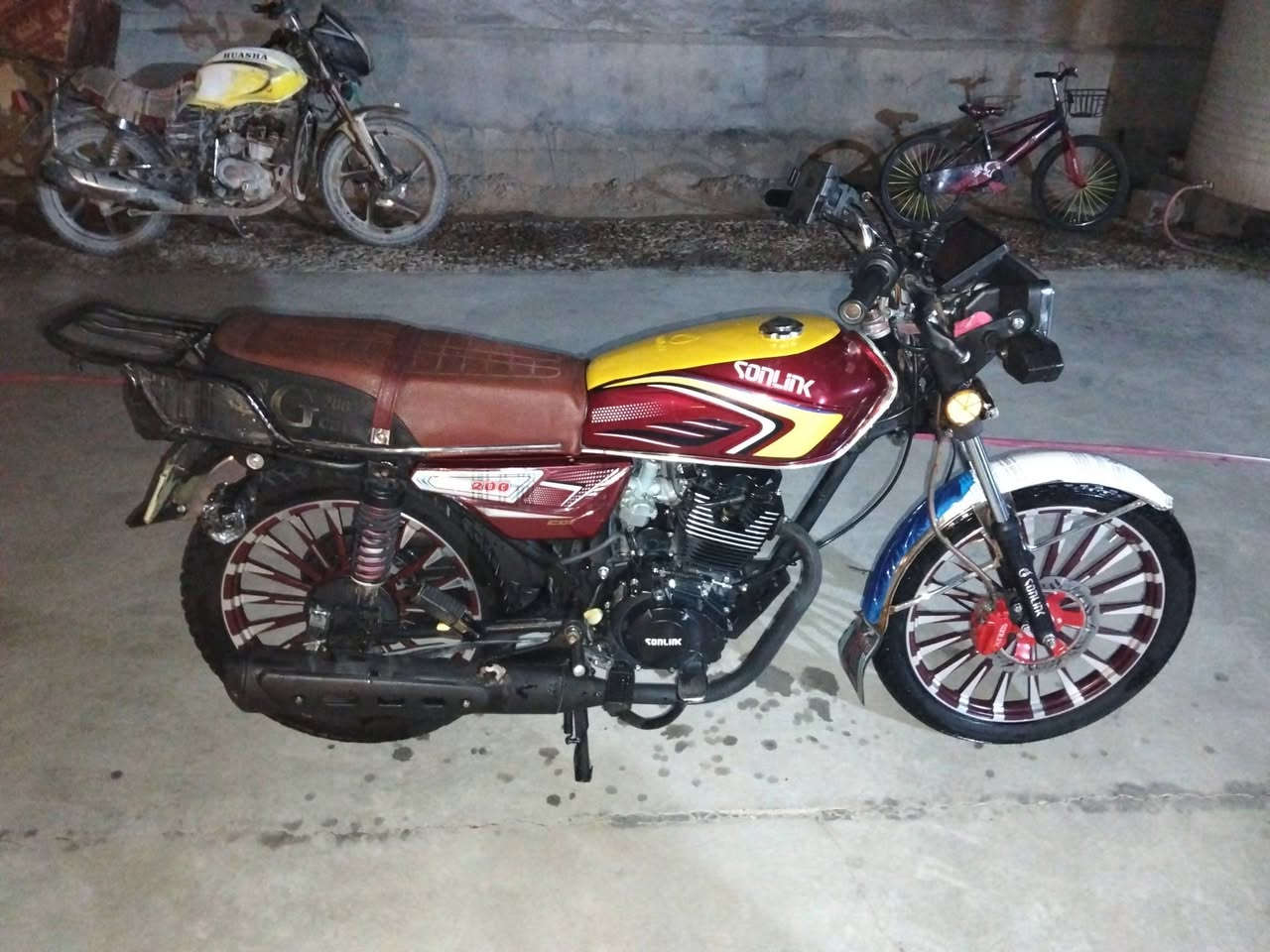 السلام عليكم.
من رخصة الادمن 
دراجه سولنك للبيع 
محرك 200cc
موديل 25
نضافه خير من الله وسبانه ماممدود عليها 
بيها اوراق ومنفيس وشرط ختومات اصليه
تشغيل نگره سلف. وبصمه تشغيل عن بعد 
السعر 900وبيها مجال كلش بسيط 
التواصل او الاتصال ***********
مو شراي وبس تعامل اترجاك لاتعلق ولاتتصل 
تحياتي للجميع

