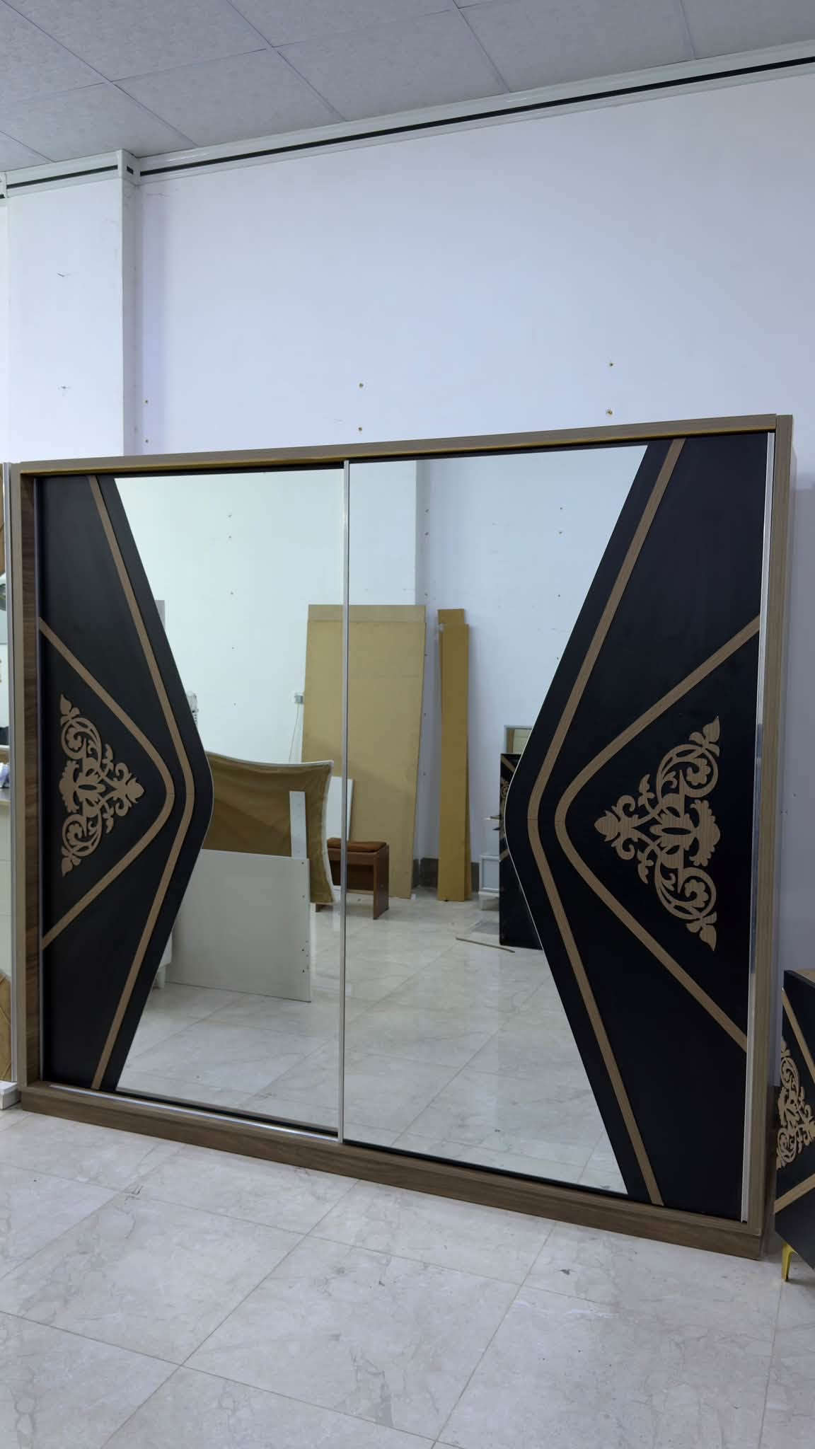 غرفه نوم ماركه لون اسود مطخم جوزي نظافه اخو جديد السعر مع الشد والنقل 550 الف  *********** // ***********
