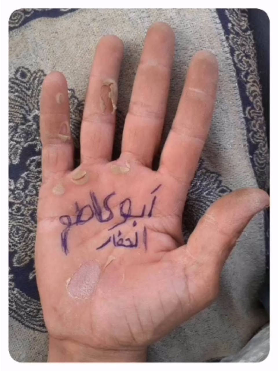 من رخصه الادمن إلي عنده جفره قديمه طايح سكفها انضفها ***********

نص مكتوب في الصور:
- REDMI NOTE 8 PRO AI QUAD CAMERA
- TikTok lite @user5k8dvdl2ki