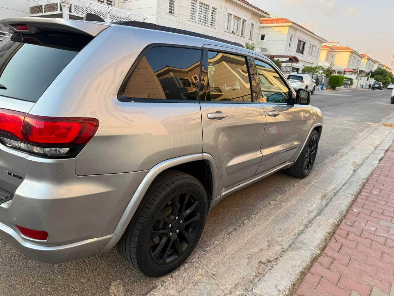جيب گراند چيروكى  2020 limited قه پات مواصفات 
ماوه ى رويشن  : 36,000 mil

موه سه فات  : 
١-پيش رادار  
٢ -لايت ليد بيلاد 
٣-سلايد + كاميره 
٤-كوشن جلد +كوشن كهربايي + كوشن هيتر 
٥-سه قف شامو + تبريد مركزى 
٦-شاشه گه وره ئايپاد  سوكان ڤوليوم 
٧-سندوق شه فت 
٨-(ره قه م هه ولير ) ( سه نه وى  نوييه هه زه ى نوييه  فه حسى نوييه ره قه مى نوييه  ) به شه رتى ته حويل 

سبوغ : ٤ پارچه ى هه يه به عام ده يفروشين سه قفى به شى دواوه ى كه مه ك سبوغه به بئ ژورئ به بئ شانسى به بئ ايرباگ پيشو پشتى كه پسه بيلاده نوقته ى نيه (مه كينه و گيرو كه ره بايت هه موى به شه رت )
( ره قه م شانسى )(1C4RJEAG0LC428473)

سعرى : ( ١٧٧ )ورقه كه ميك معامله 
بو زانيارى زياتر په يوه ندى به و ژماره بكه 
*********** أربيل, العراق
