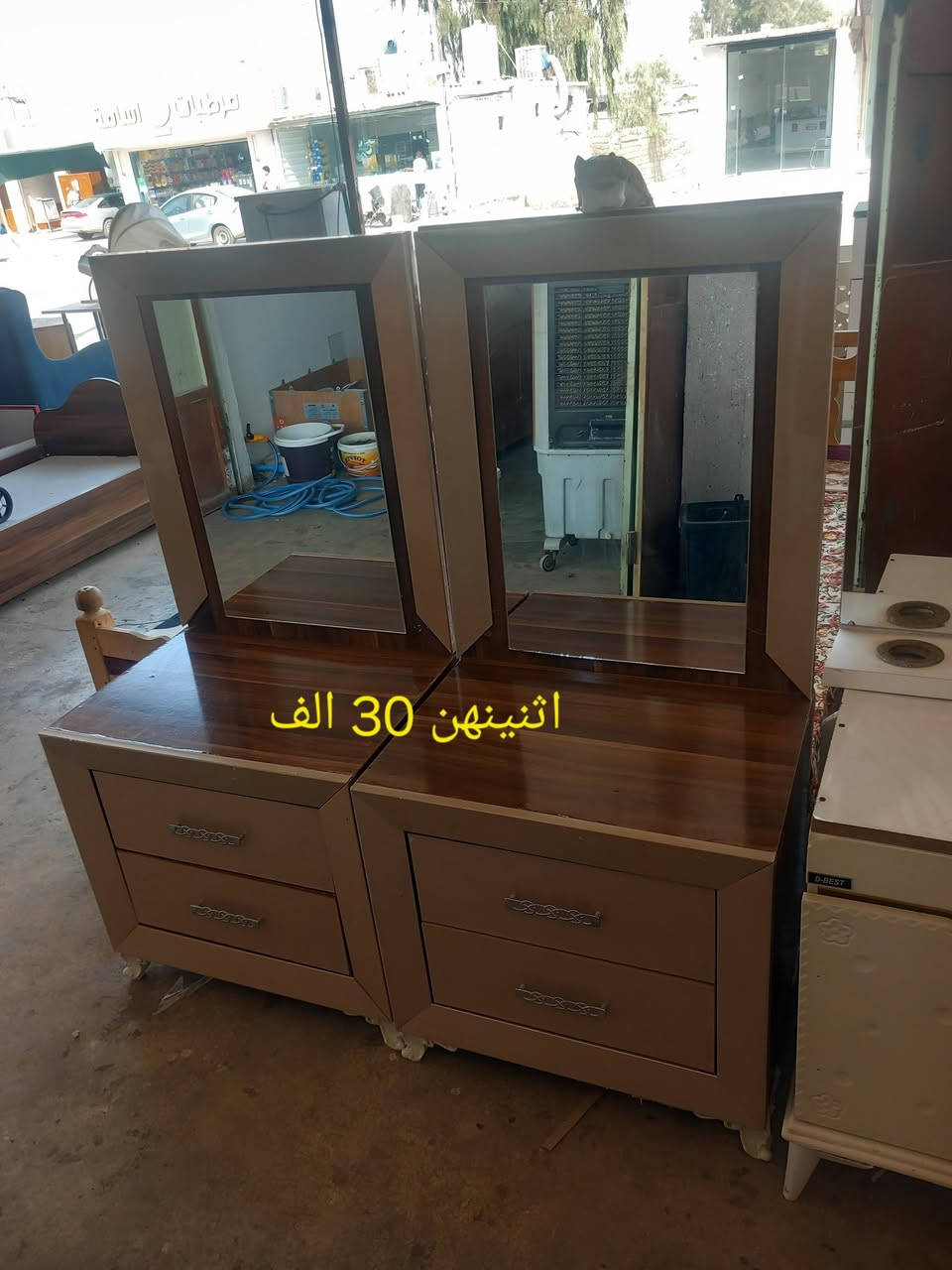 اثاث منزلي مستعمل للبيع

نص مكتوب في الصور:
- 25
- اثنينهن 30 الف
- 45 ألف
- 45 الف
- 40 ألف
- 45 الف سعر الواحد
- 25 ألف
- 50 الف
- 65 ألف