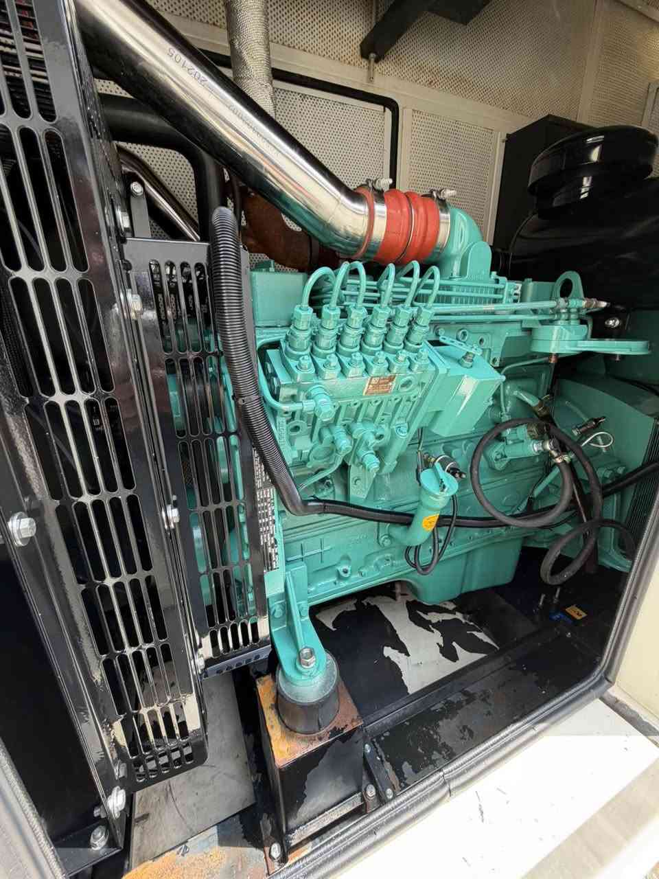⚡ الاعتمادية والقوة العالمية.. مولد كامنز (Cummins) 150 kVA! ⚡
احصل على أقصى درجات الاستقرار الكهربائي لمشروعك مع المولد الأشهر والأقوى عالمياً. تم تصميم مولدات كامنز للعمل الشاق والمستمر وتحمل أصعب الظروف البيئية.
أبرز المميزات والمواصفات:
 المحرك: محرك كامنز (Cummins) أصلي يتميز بعمر افتراضي طويل وكفاءة ممتازة.
 الأداء: استجابة سريعة للأحمال العالية مع استقرار تام في الفولتية والتردد.
 اقتصاد الوقود: نظام حقن متطور يضمن استهلاكاً اقتصادياً للديزل.
 الكابينة والعزل: عازل صوت متين وشديد الهدوء مقاوم للحرارة والأتربة.
 التوفر: توفر قطع الغيار وسهولة الصيانة في جميع الأسواق.
📍 المجالات المثالية: المستشفيات، المعامل والمصانع، والمجمعات السكنية والتجارية.
📞 للتواصل والاستفسار: 

***********

📍 الموقع: كراج الأخوين
