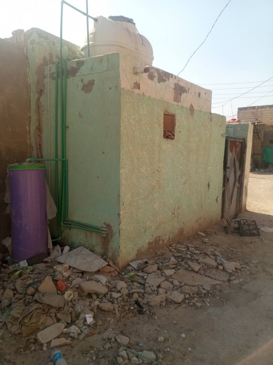 السلام عليكم البيت للبيع طابو زراعي سند 25 مساحه 60 متكون من غرف 2 وصاله+ مطبخ +منور ساحه البيت مبينه كدامك تخاريج خارجيه كامل من كلشي مجاري البيت خارجيه بشارع كونكريت سعره 12 بي مجال قليل مكانه كوفه وره مسلم ابن عقيل ع ***********
