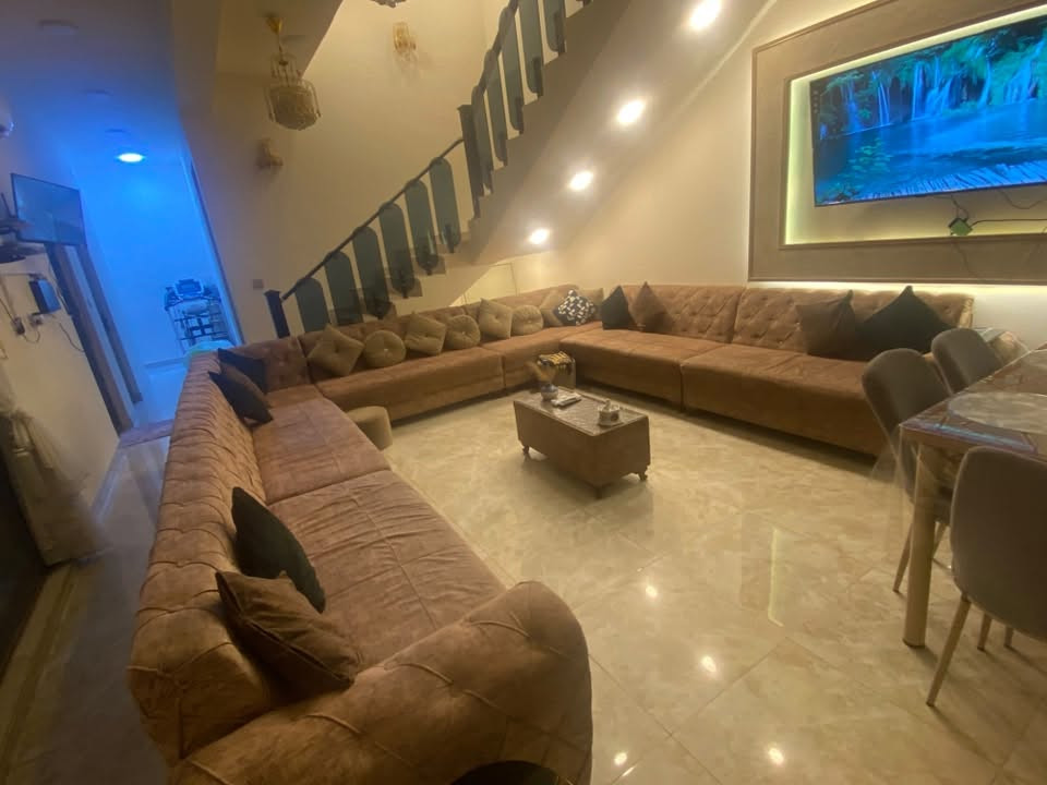 ديوان ٢٠ مقعد للبيع بـ 550 وبي مجال 
للتواصل ***********

