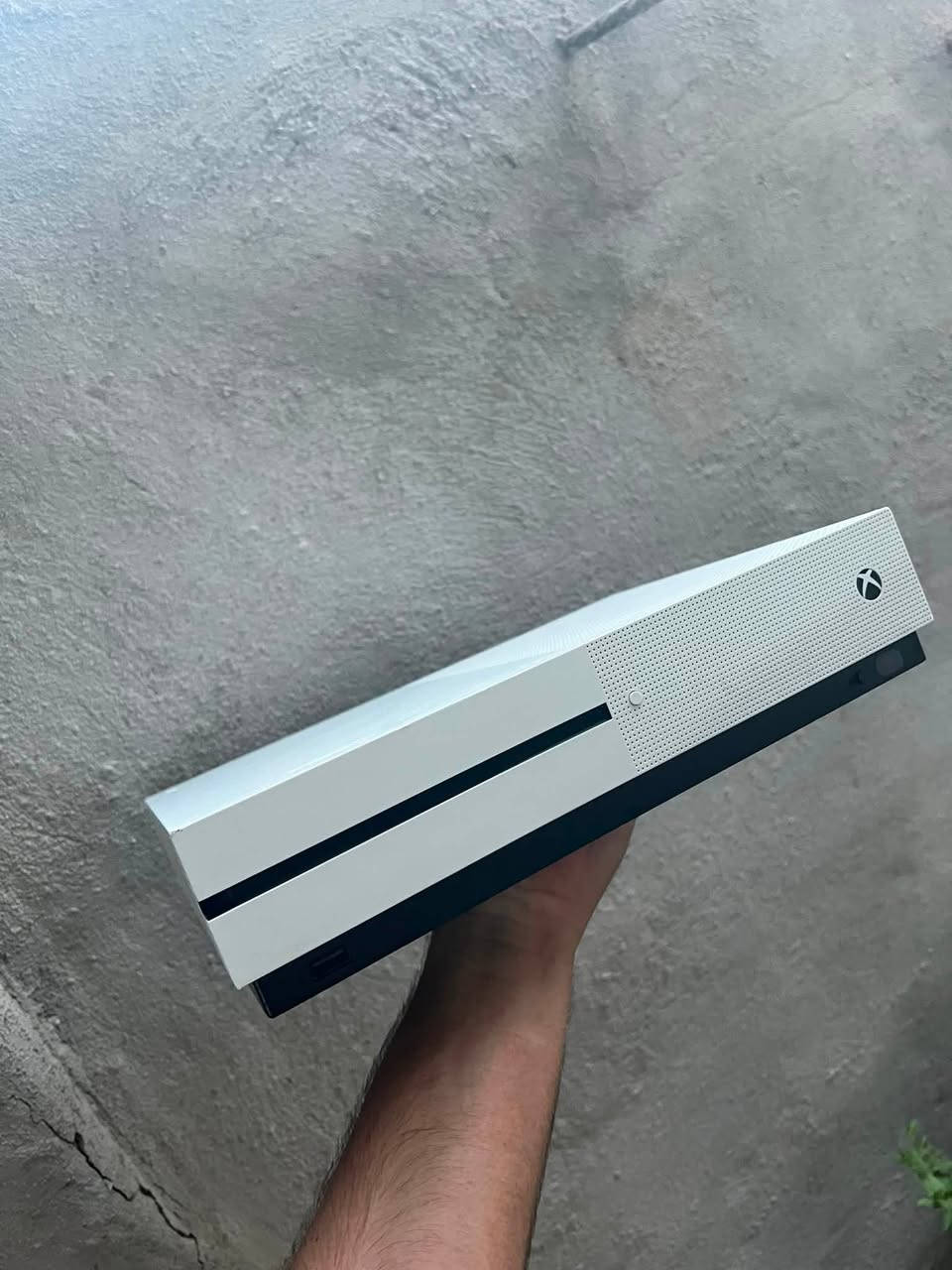 (Xbox One S) 

ذاكره 500 لوك ستيكر 

جوستك وحده وكيبلات التشغيل 

سعر الجهاز 150 الف 

خدمت التوصيل جميع محافضات العراق 

عنواني بغداد 

*********** الحجز واتساب فقط
