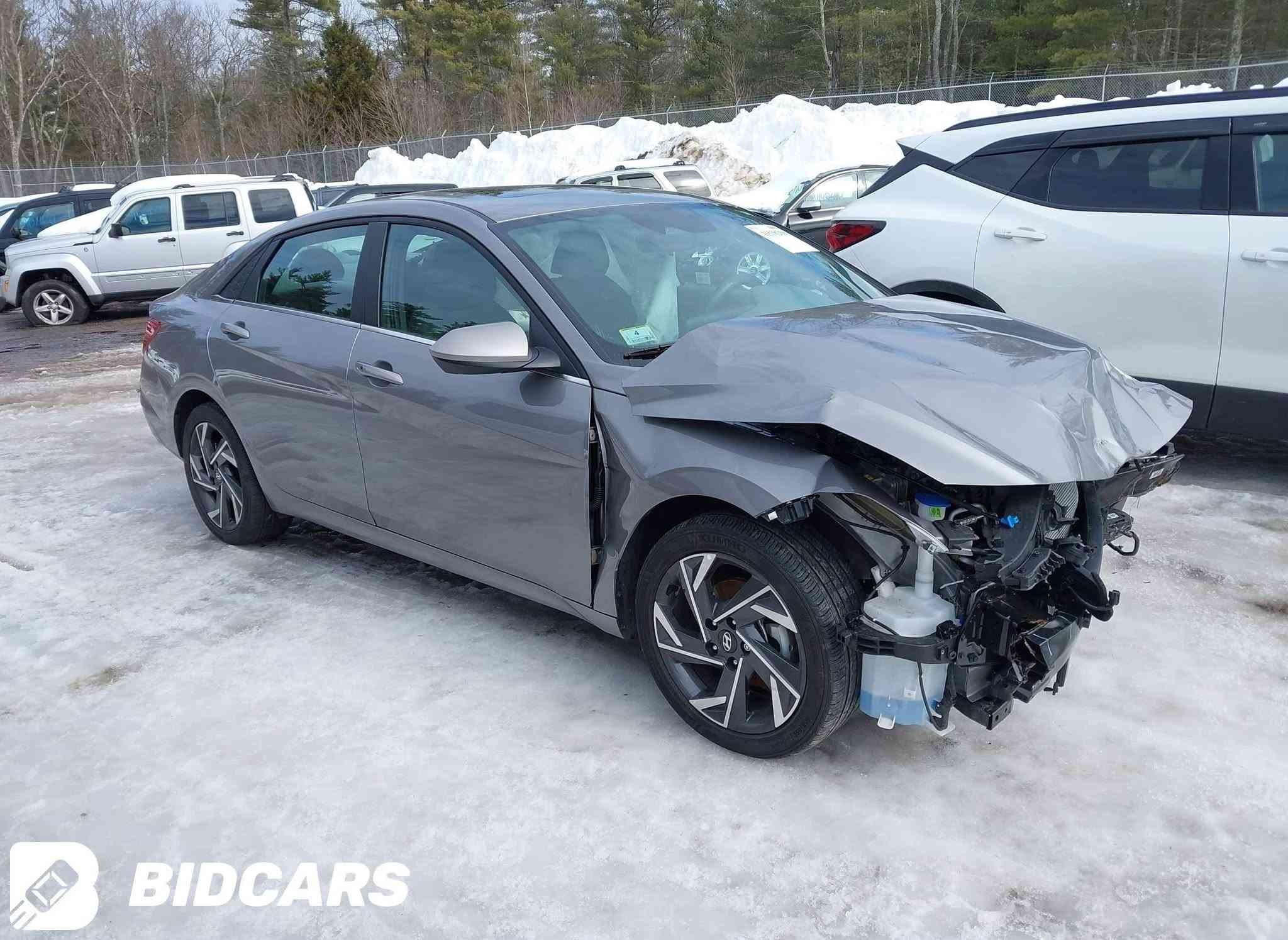السلام عليكم للبيع سيارةHyundai Elantrموديل2024 فئةSEL وارد امريكي             المحرك2.0لتر.               (اقتصادي جداً).                السيارة ماشيه37الف 

حالة الحادث بكل امانه.                 (تعرضت لحادث في امريكا وتم تصليحها وصورة الحادث نشرتها ويا الصور).  

السيارة فول مواصفات                          (شاشة لمس متطور ،وشاشة عدادات رقمية ديجيتال ،رادار امامي وتحديد مسار،تشغيل ذكي بصمة ابواب وتشغيل عن بعد ،عجلات جنوط المنيوم مميزة فئةSEL،حساسات ونظام فرملة طوارئ تلقائي)الخ.                     

السيارة بعدها مامرقمه
(السيارة جاهزه وشوكت متريد نطلع انحولها بأي يوم يعجبك).

المكان/بغداد العامرية .
السعر/118ورقه.
الرقم/ ***********.

نص مكتوب في الصور:
- BIDCARS
- BIDCARSW